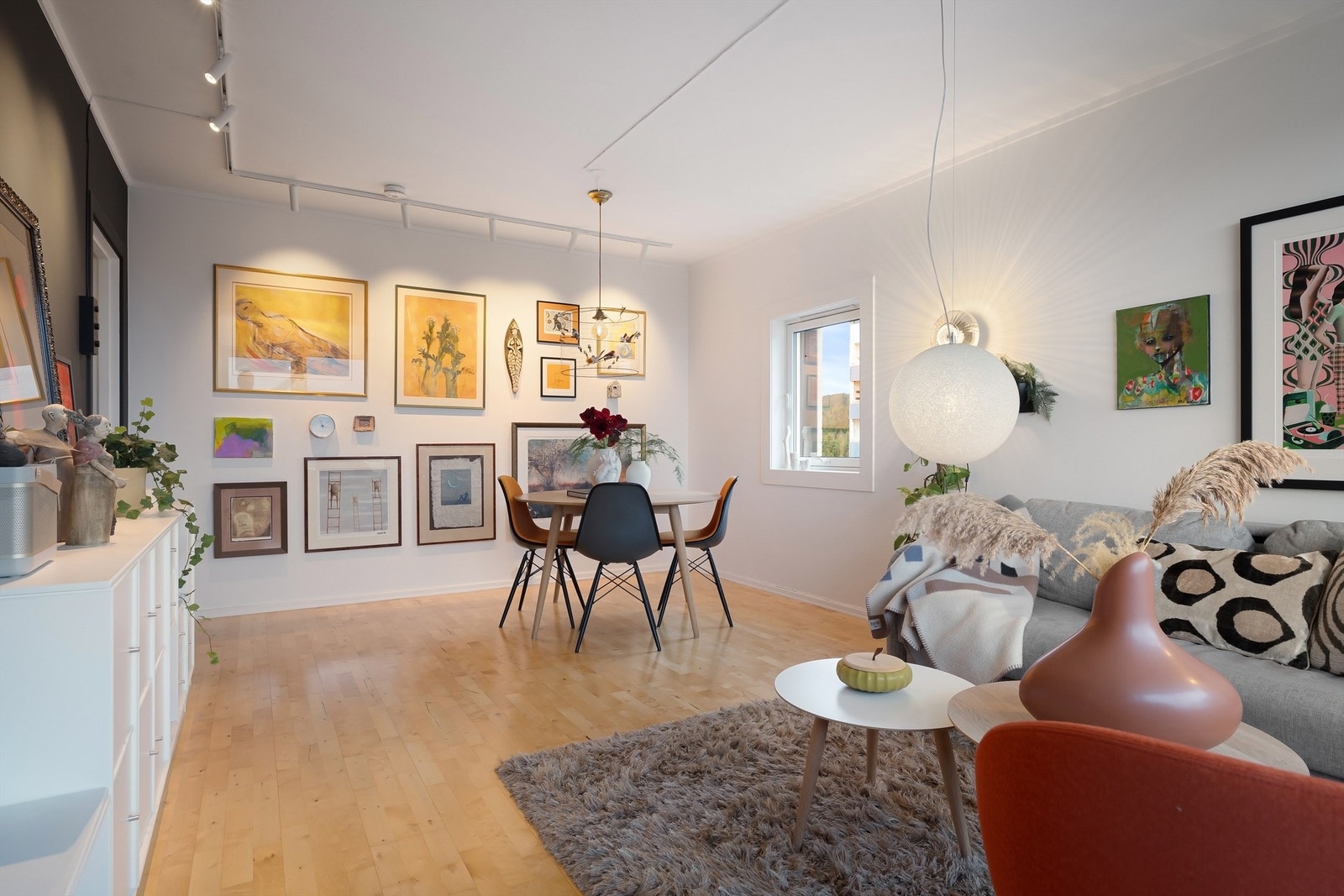 En unik og romslig stue med en lys og luftig romfølelse Galleribilde