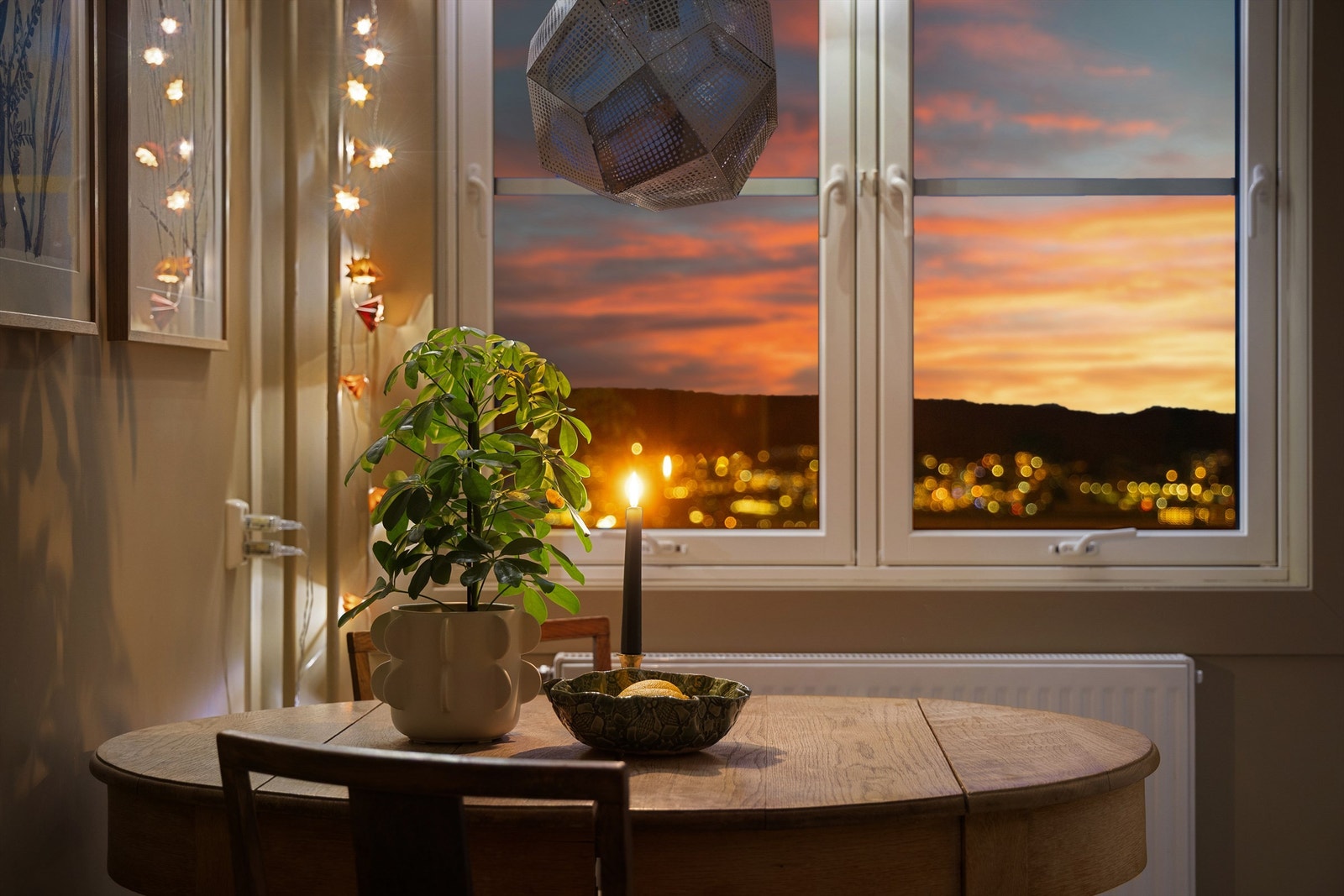 En naturlig plass til frokosten og kaffekoppen på morgenkvisten med vidstrakt utsikt Galleribilde