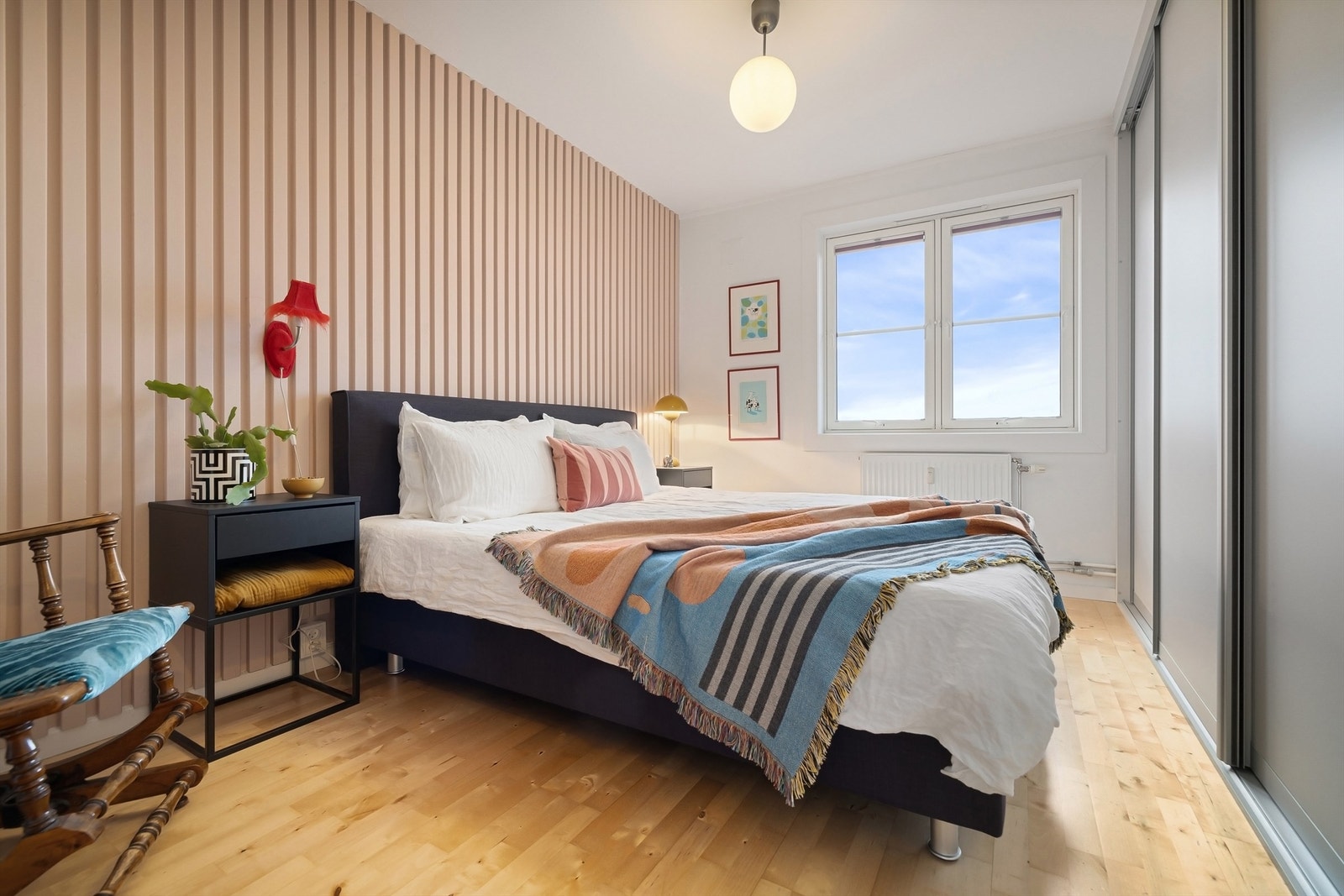 Rommet er utstyrt med en romslig, plassbygd skyvedørsgarderobe med god lagringskapasitet Galleribilde