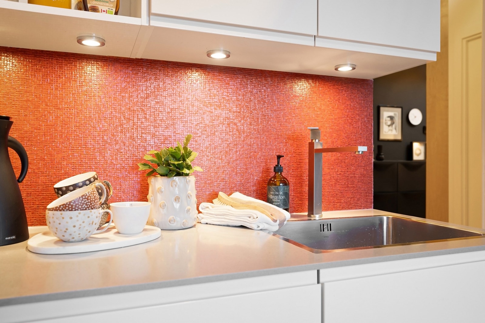 Stikkontakter og belysning mellom benk og overskap Galleribilde