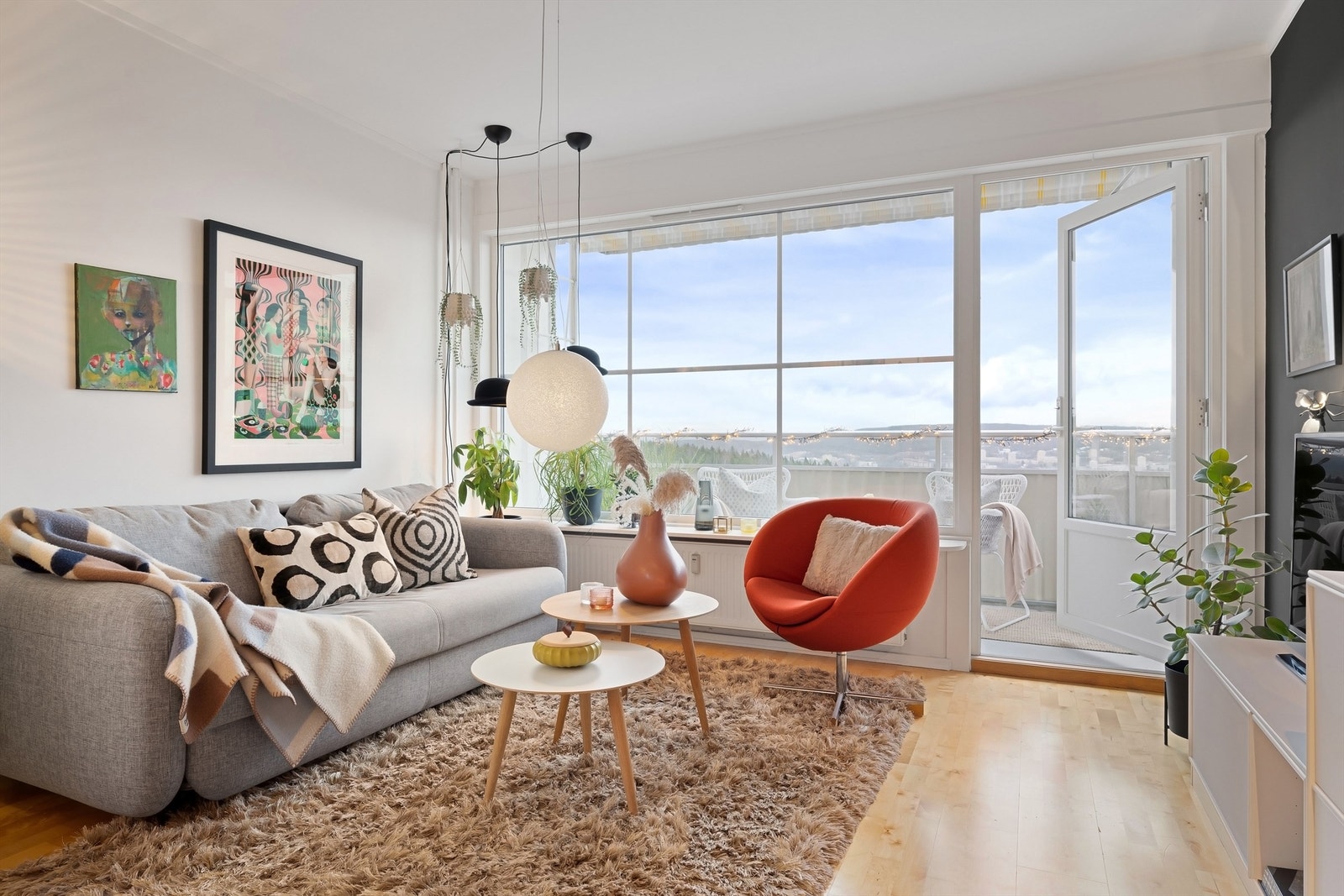 Vinduene ble byttet så sent som i 2020 og fra stuevinduet har du vidstrakt utsikt over nærområdet året rundt Galleribilde