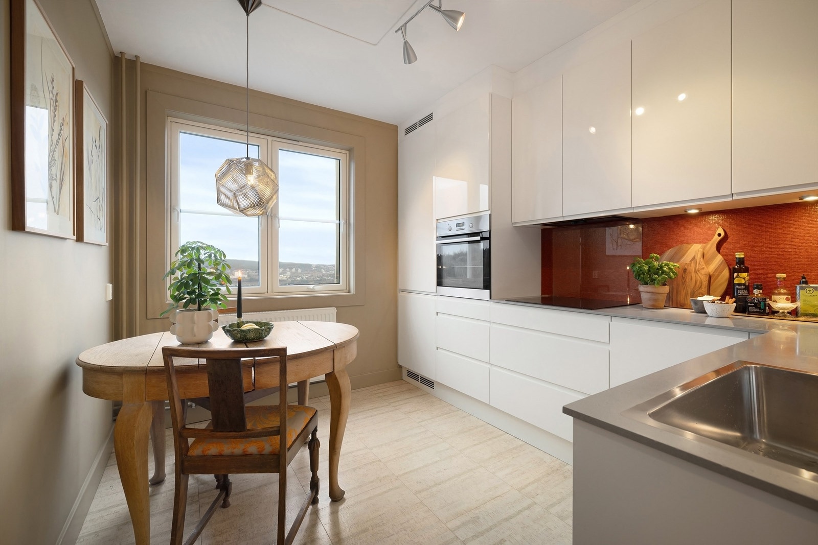 De generøse vindusflatene slipper inn godt med lys og skaper en hyggelig atmosfære Galleribilde