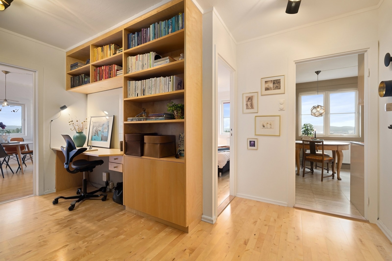 Innbydende entré med malte veggflater og parkett på gulv Galleribilde