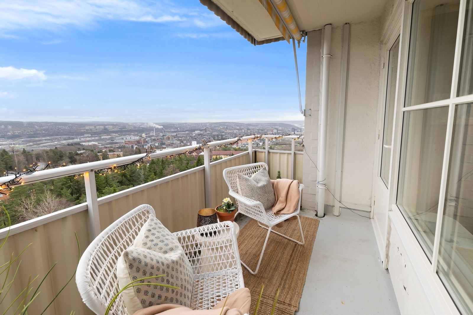 Balkongen er overbygget og har montert markise, noe som gjør at du kan nyte balkongen selv på dager hvor været ikke er optimalt Galleribilde