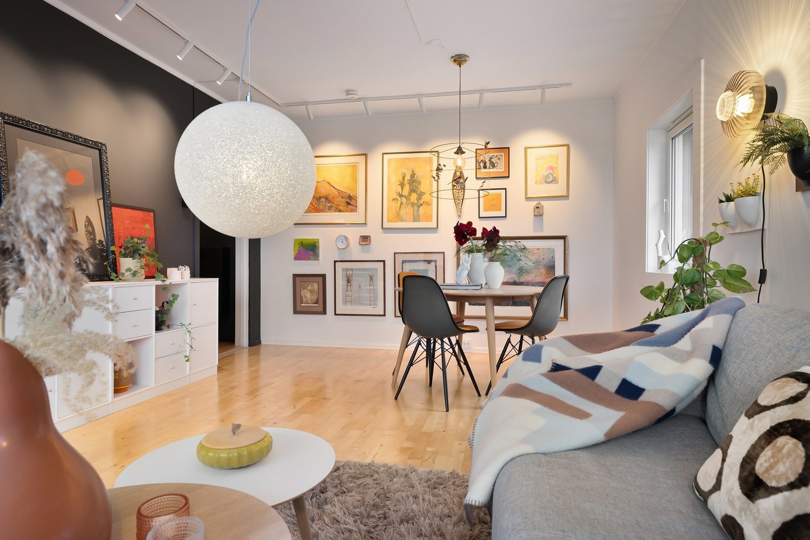 Her er det god plass til både sofa med salongbord og tv-seksjon Galleribilde