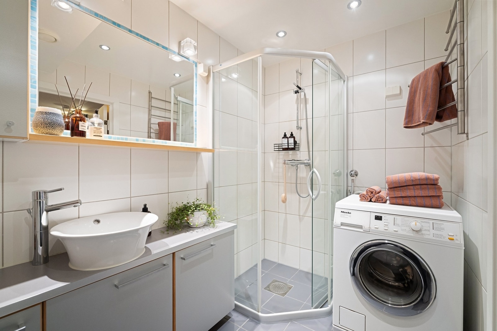 Videre er rommet innredet med dusjhjørne med skyvedør og gulvstående toalett Galleribilde