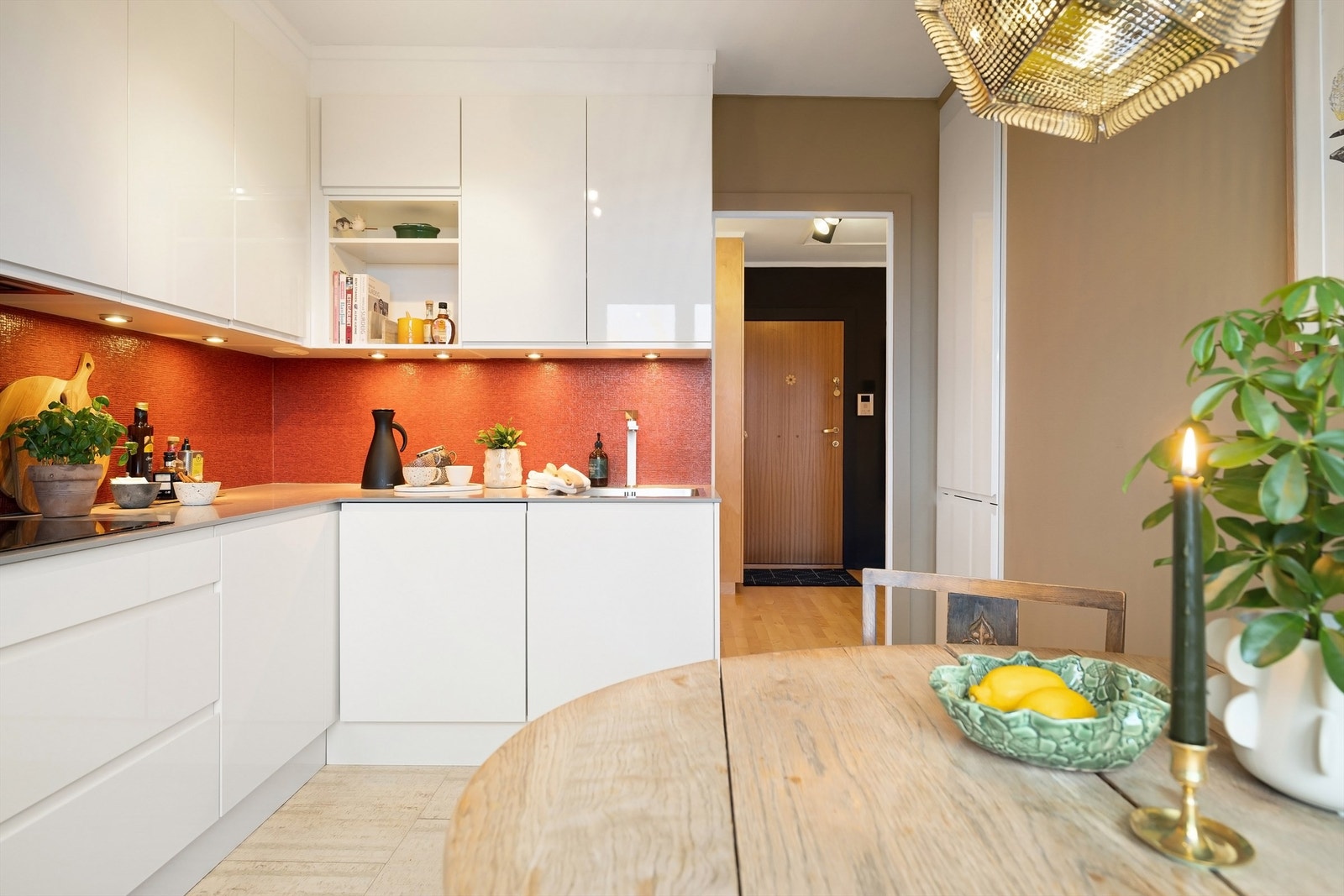 Godt med oppbevaring og mye benkeplass Galleribilde