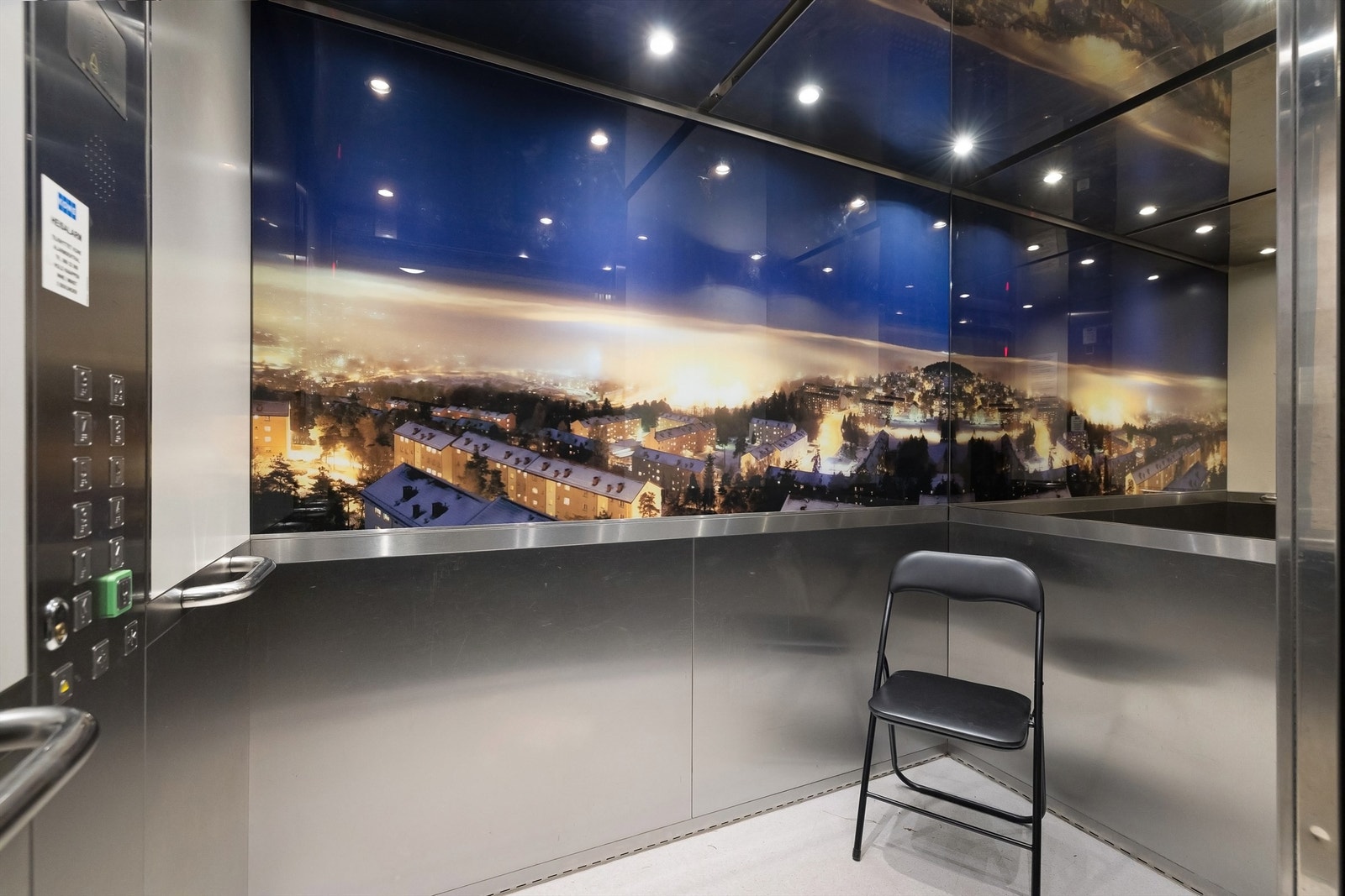 Heis opp til leiligheten og to utganger gir mulighet for trappefri adkomst! Galleribilde