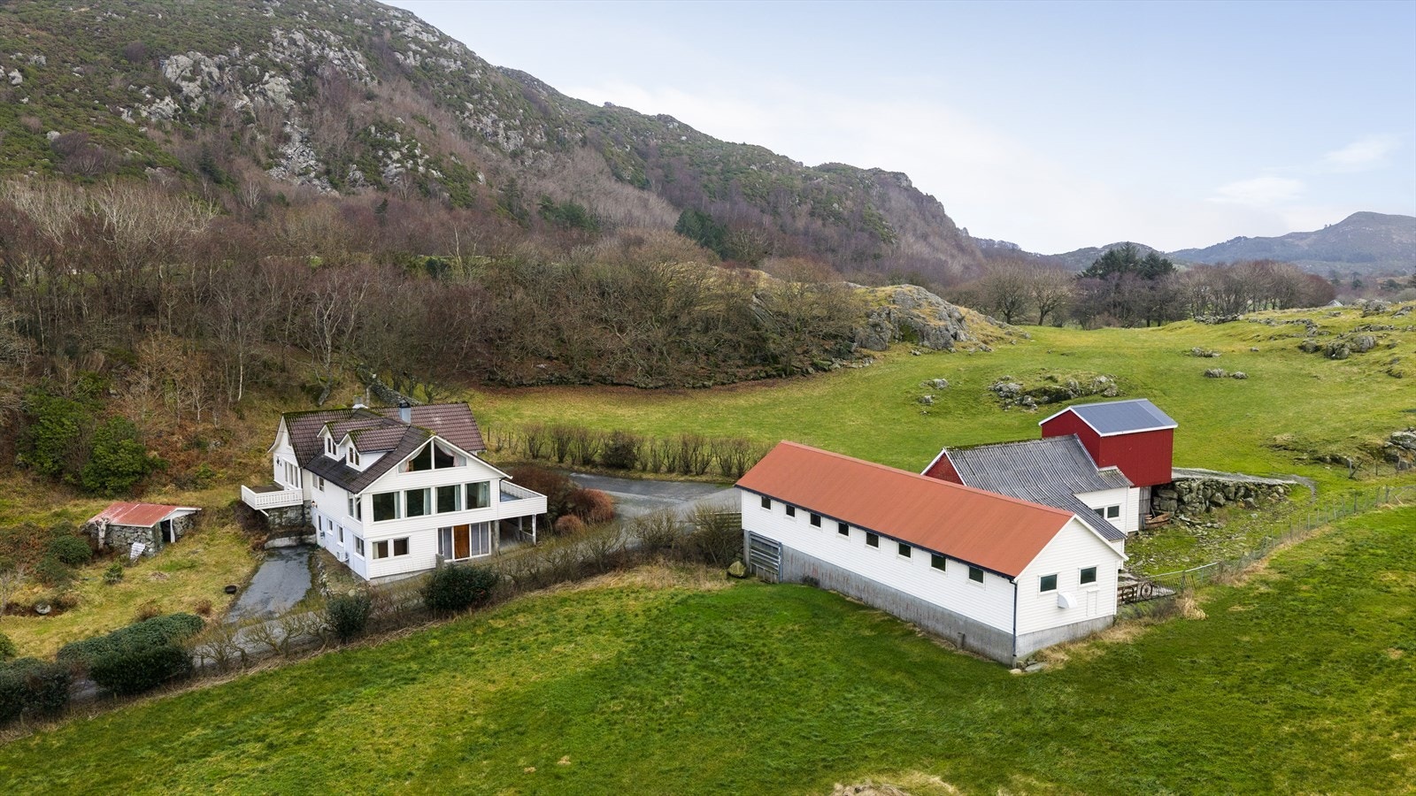 På eiendommen er det våningshus og driftsbygning. Bruksrett til naust ved Grønestadvågen. Galleribilde