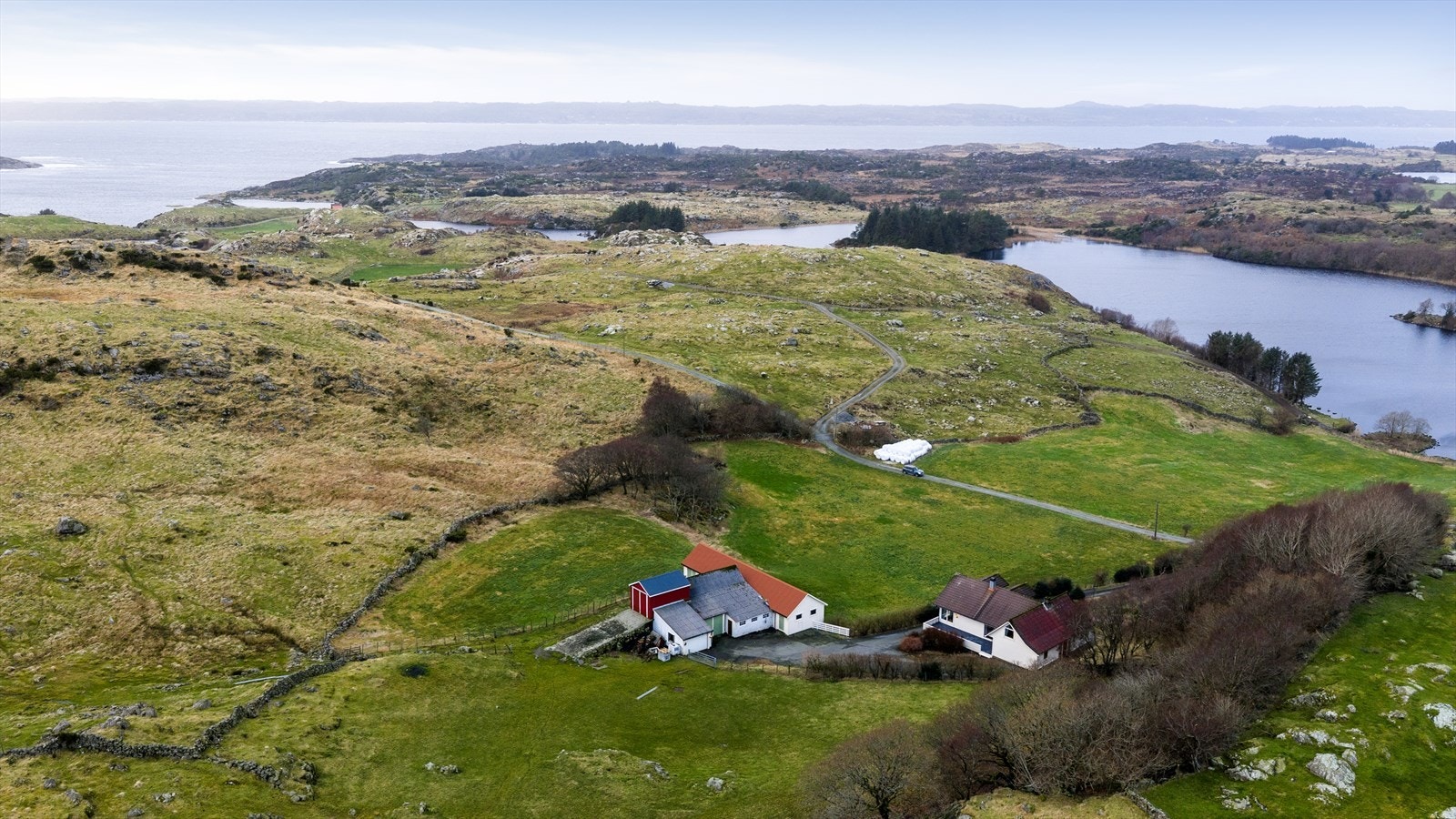 Her bor en tett på naturen, omkranset av jorder og kulturlandskap og to idylliske vann mot hhv syd og vest (Gregersvatnet og Grønestadvatnet). En av teigene grenser mot Grønestadvågen. Galleribilde