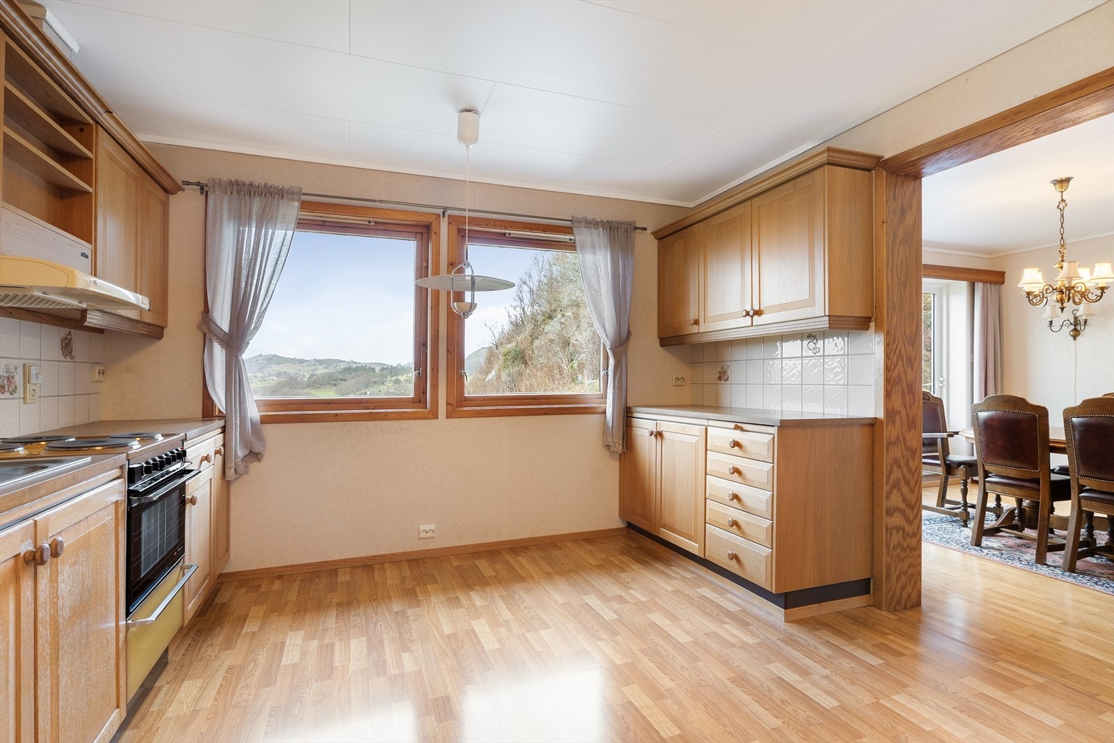 Praktisk kjøkkeninnredning av merket BOLETT, i mørk utførelse. Laminat benkeplate. Det er kjøkkenventilator med avtrekk ut. Galleribilde