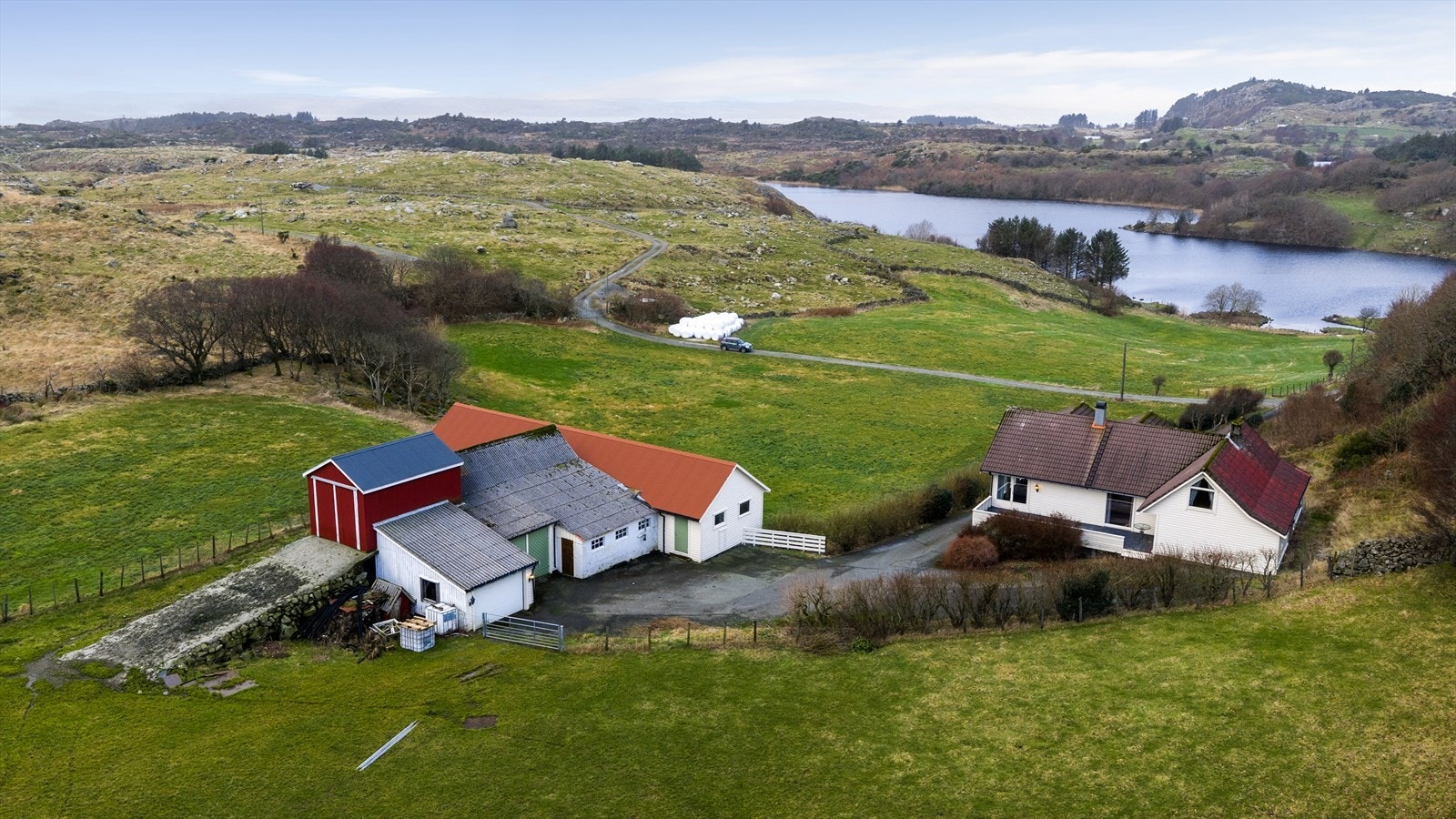 Velkommen til Grønnestadvegen 701 - En meget idyllisk og usjenert landbrukseiendom beliggende på Søre Grønestad, i Bokn kommune. Galleribilde