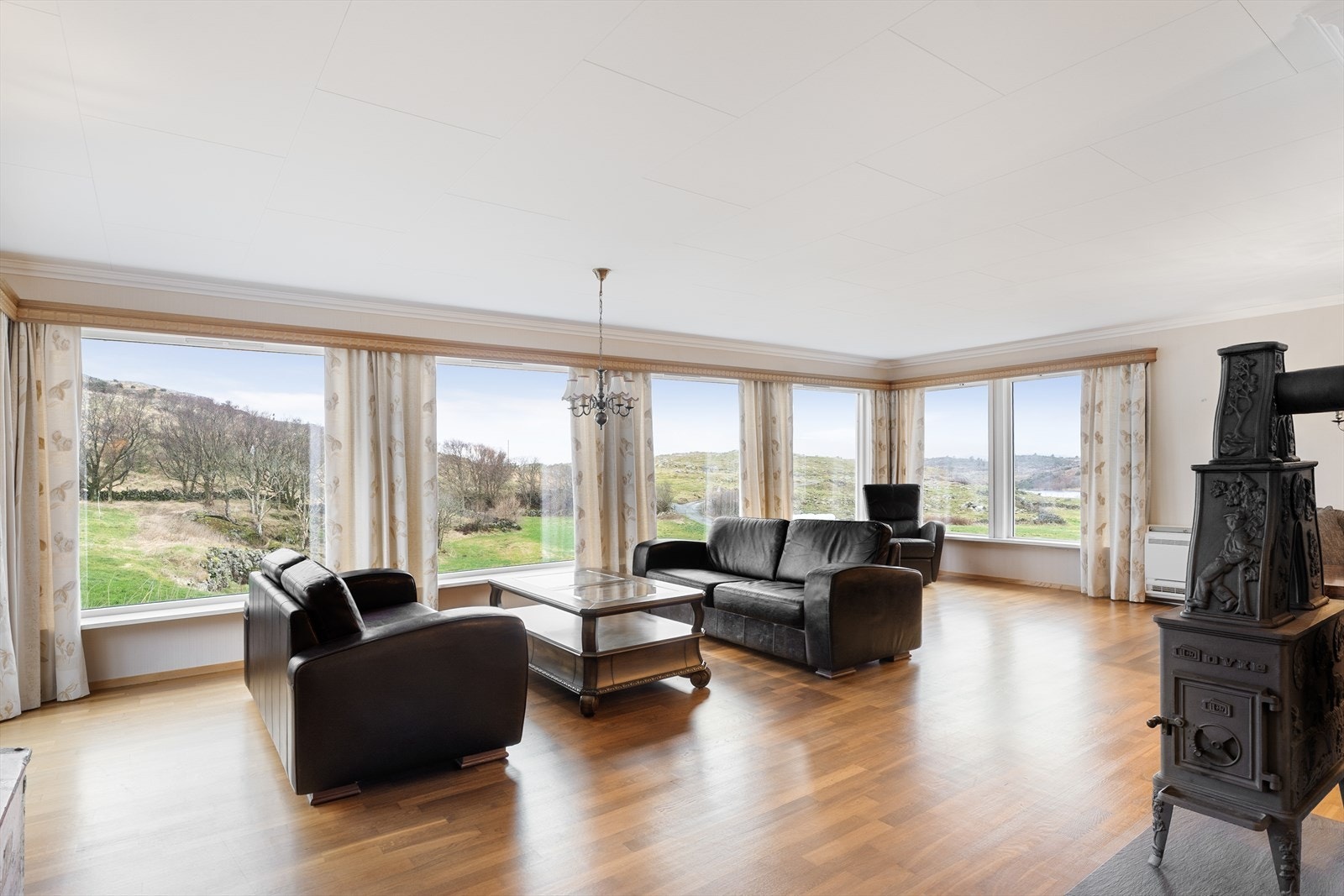 Stuen er lys og luftig med fantastisk utsikt mot området. Galleribilde