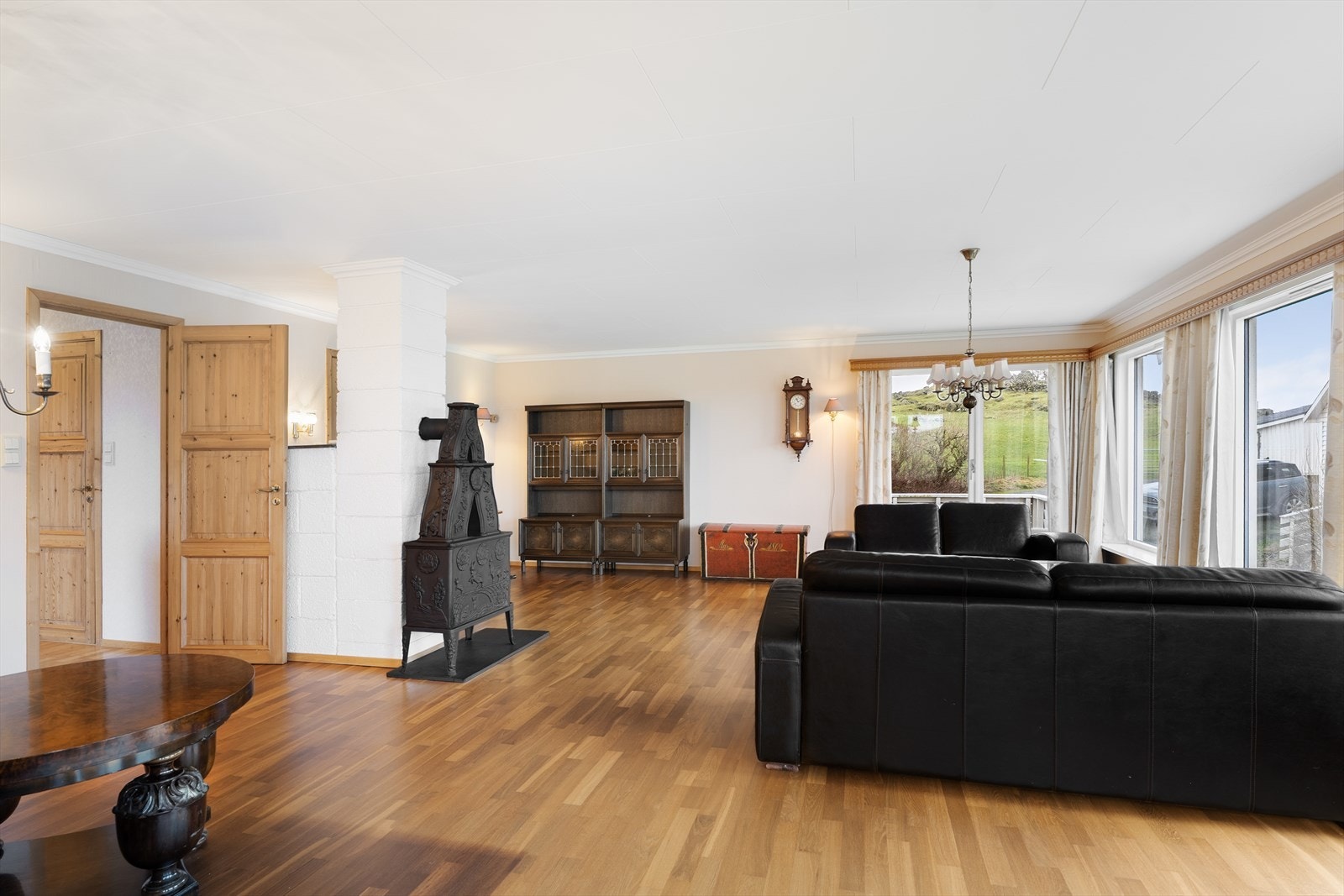 Fra stuen er det utgang til stor terrasse. Galleribilde