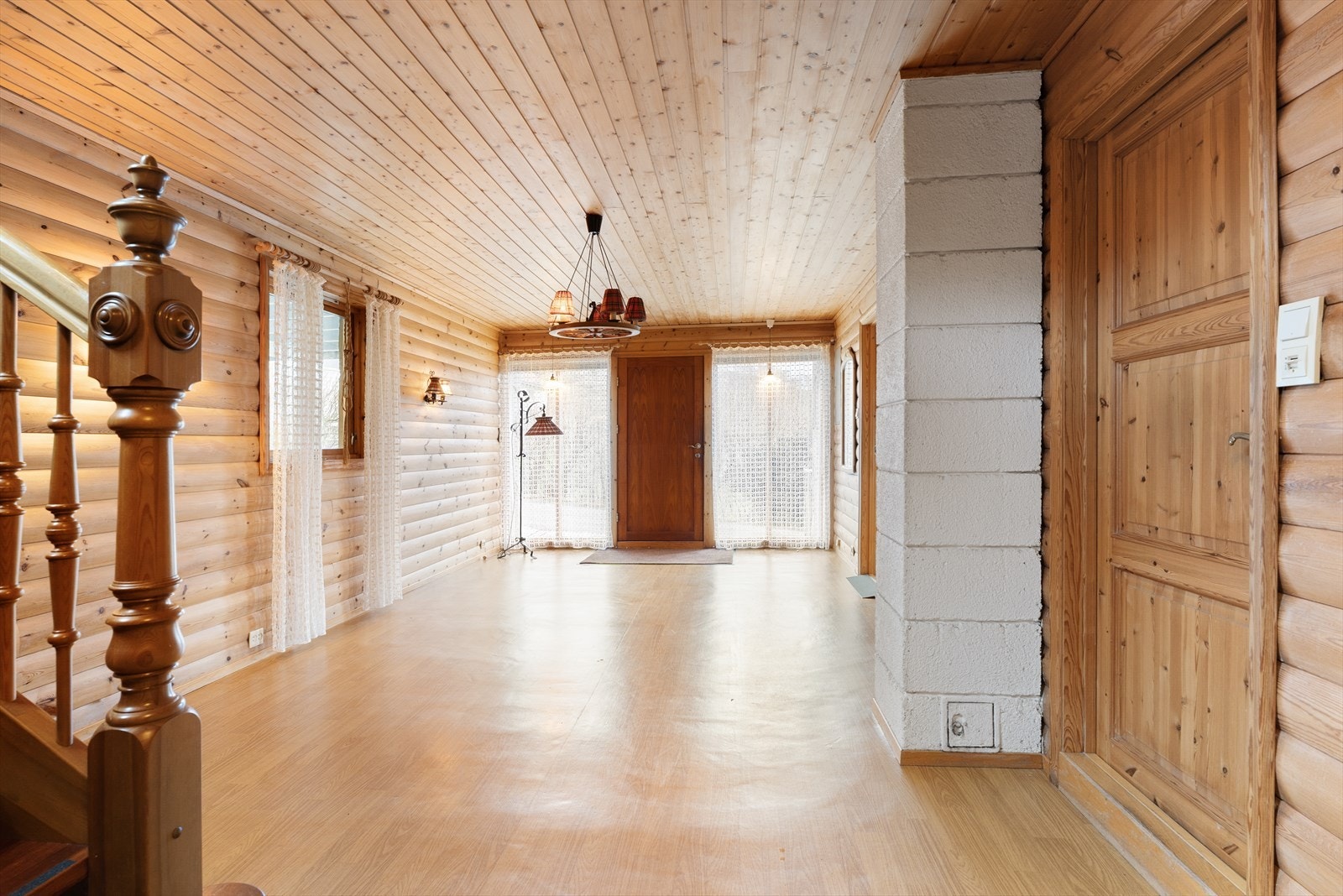 Stor hall i underetasje. Galleribilde