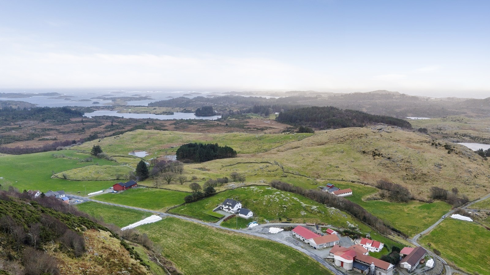 Det tar ca 30-40 minutter med bil til alle fasilitetene i hhv Aksdal, Raglamyr, Norheim og Haugesund sentrum. Galleribilde