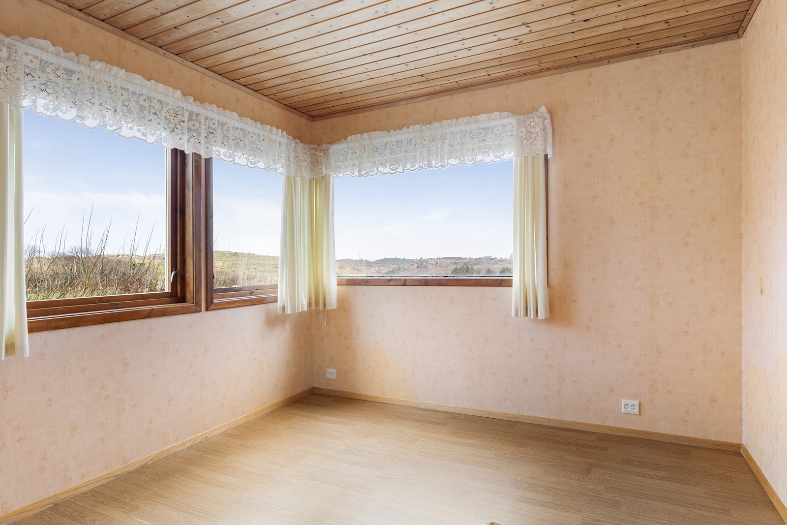 Boligen har til sammen tre godkjente soverom, samt to rom innredet som soverom (ikke godkjent for varig opphold). Galleribilde