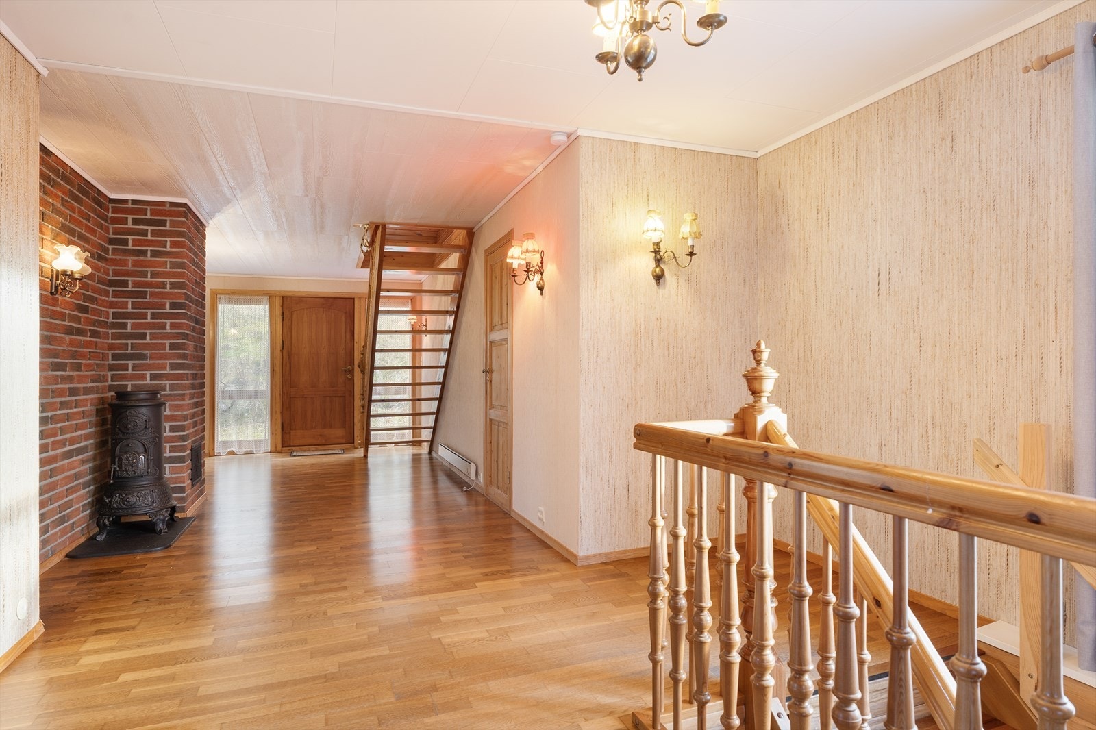 Gang i 1. etasje med vedovn. Galleribilde