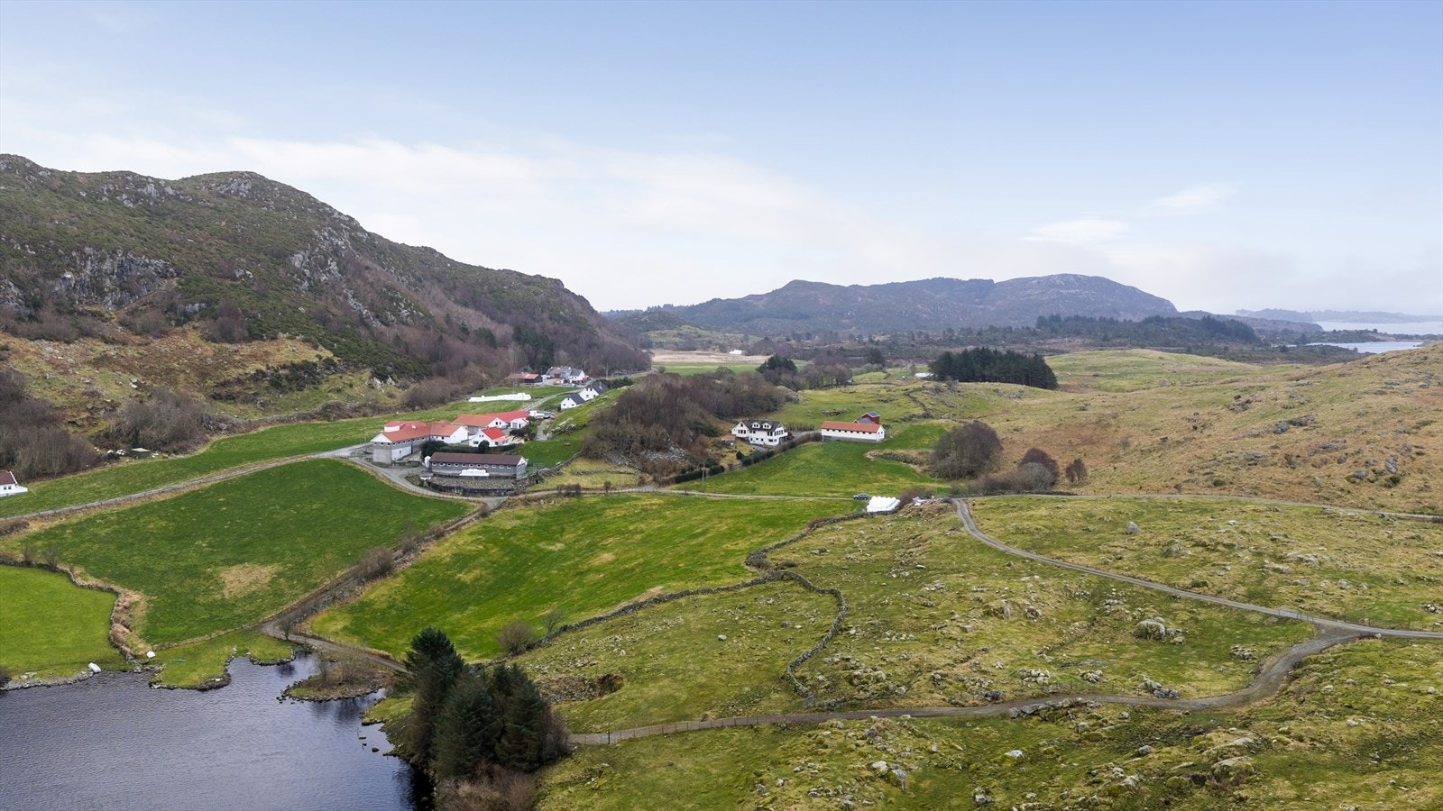 Fergeleiet i Arsvågen ligger kun ca 10 minutters kjøring unna, noe som gir en relativt god tilknytning til sørfylket. Galleribilde