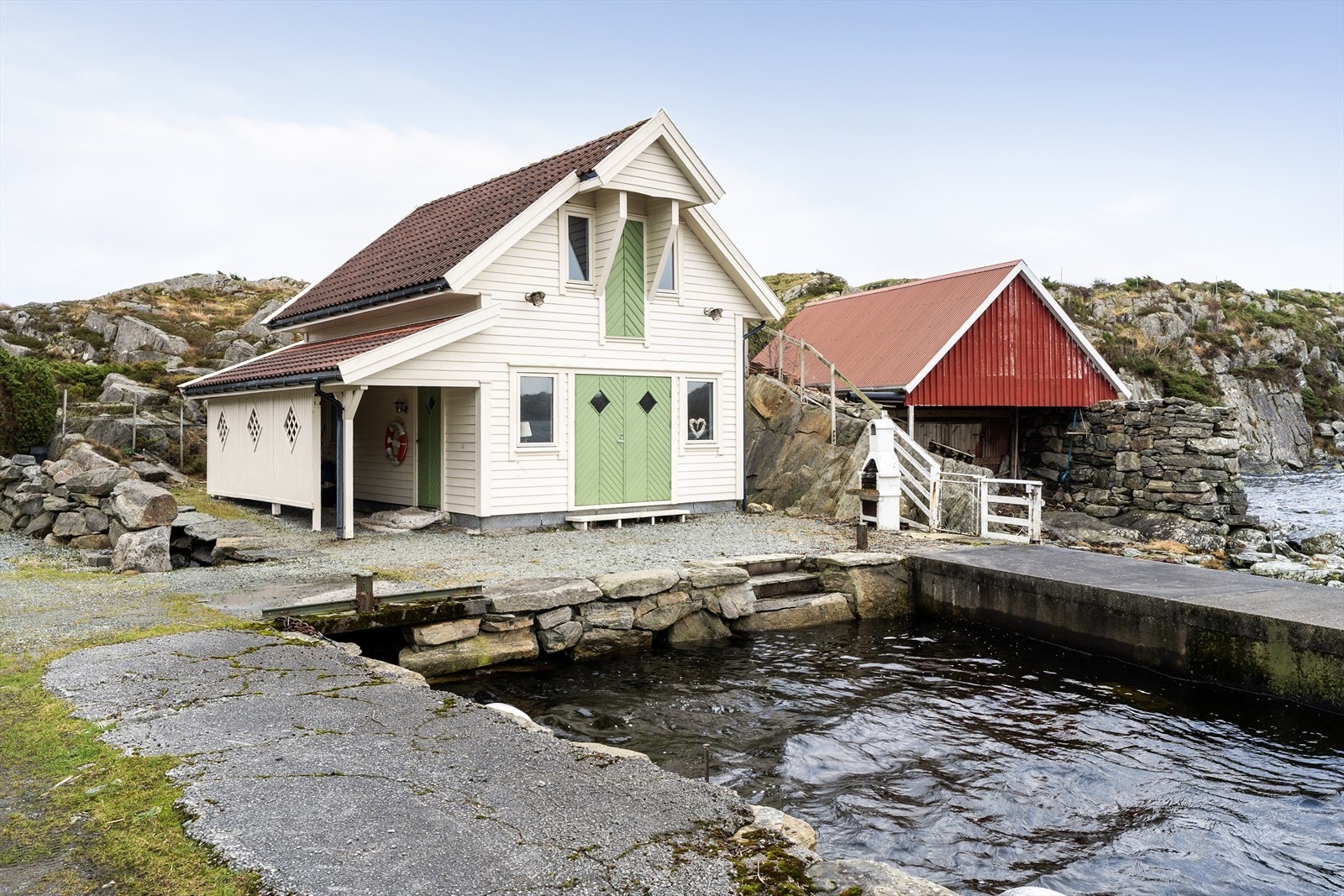 Naust med to etasjer. Galleribilde