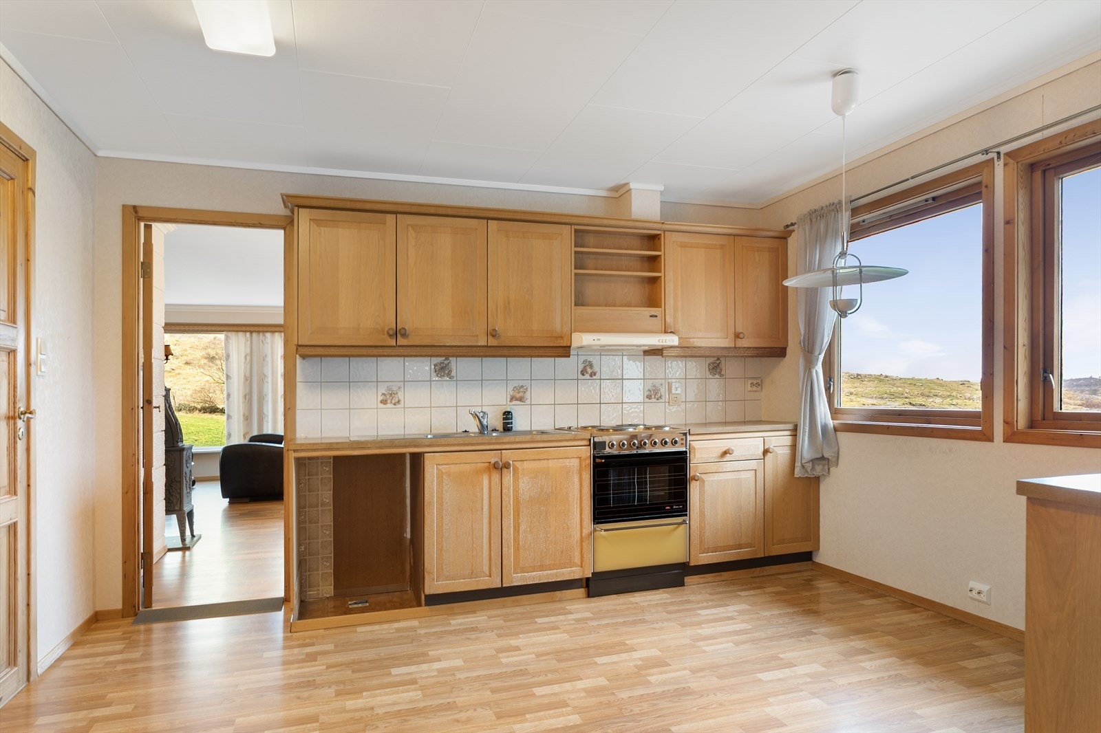 Kjøkkenet er strategisk plassert mellom stuen og spisestuen. Galleribilde