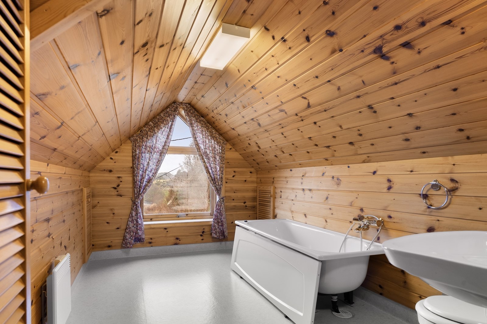 Rom innredet som bad på loft (ikke byggemeldt). Galleribilde