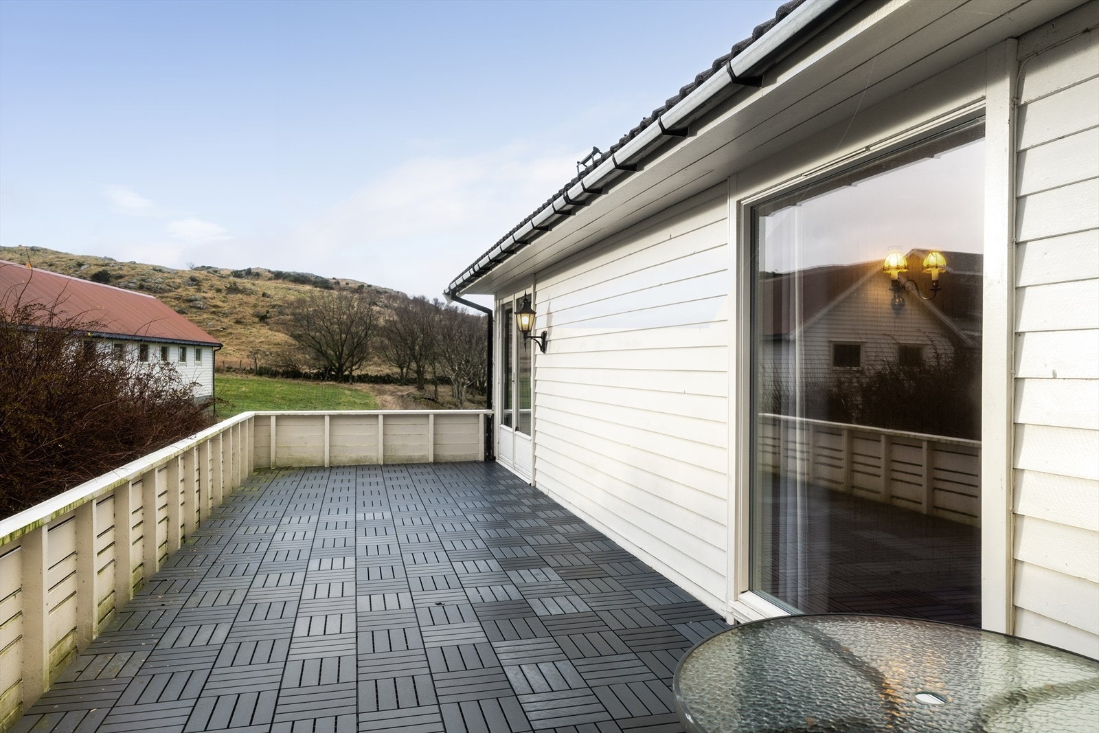 Her er rikelig med plass til utemøbler. Galleribilde