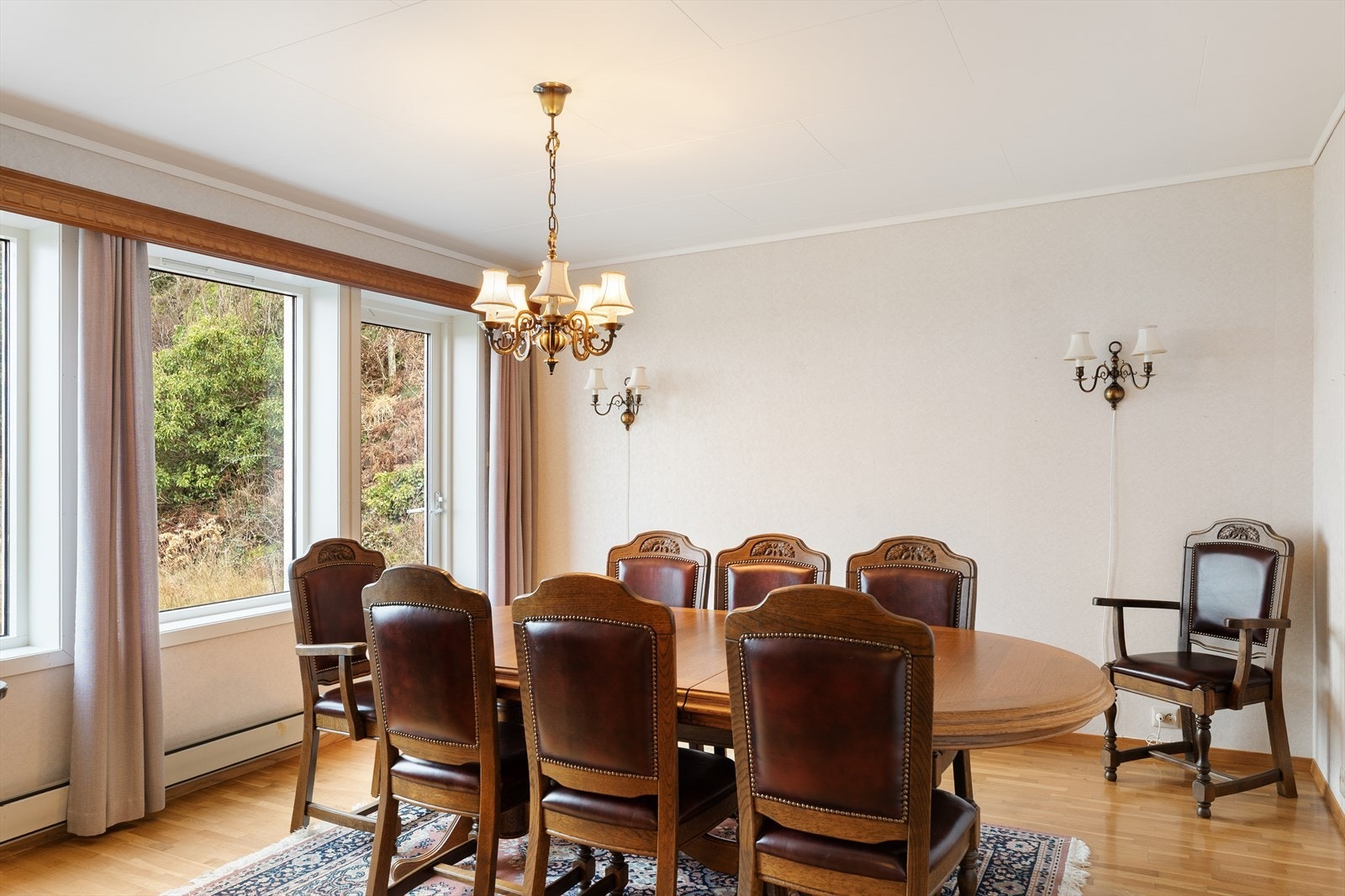 Spisestue med utgang til terrasse nr 2. Galleribilde