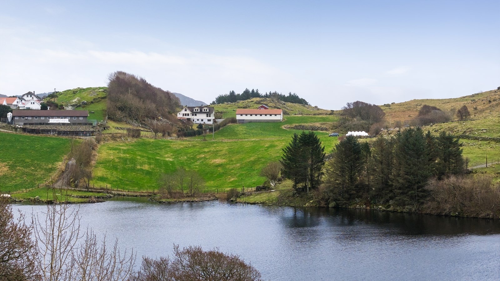 Til tross for den landlige beliggenheten er likevel ikke lange biten inn til "sivilisasjonen" med bil. En bruker omlag 7-8 minutter med bil til kommunesenteret Føresvik, hvor det blant annet er dagligvareforretning (med post i butikk), skole og barnehage. Galleribilde