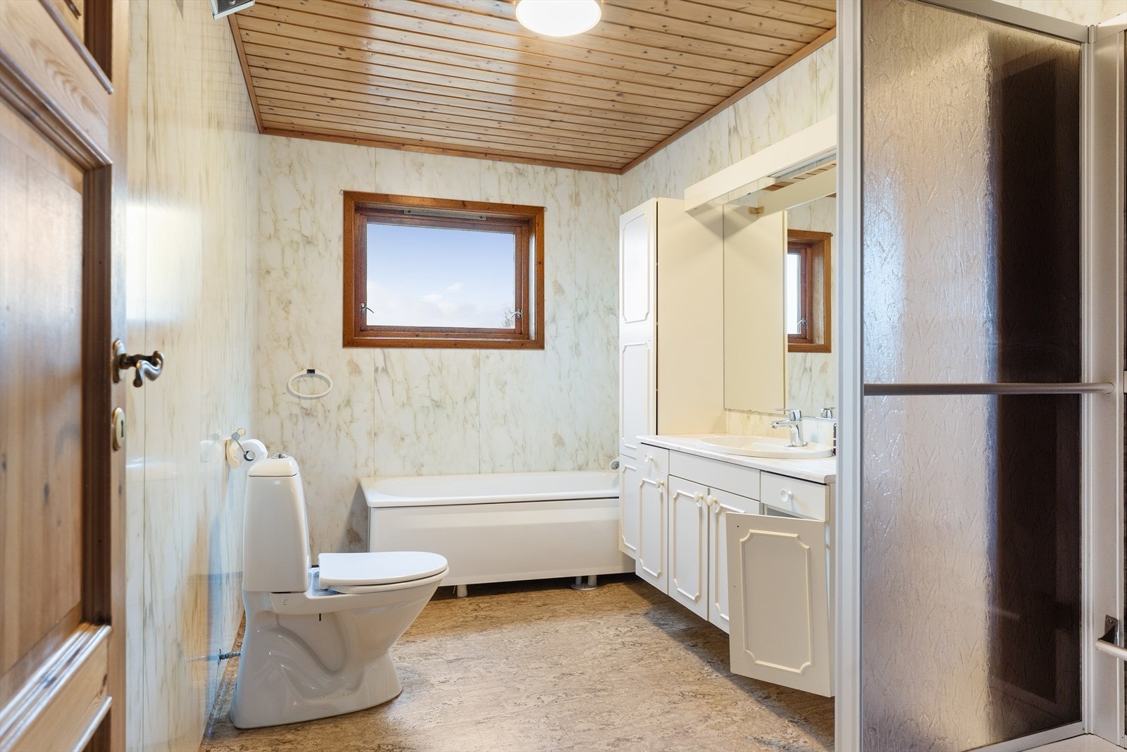 Bad i underetasje. Galleribilde