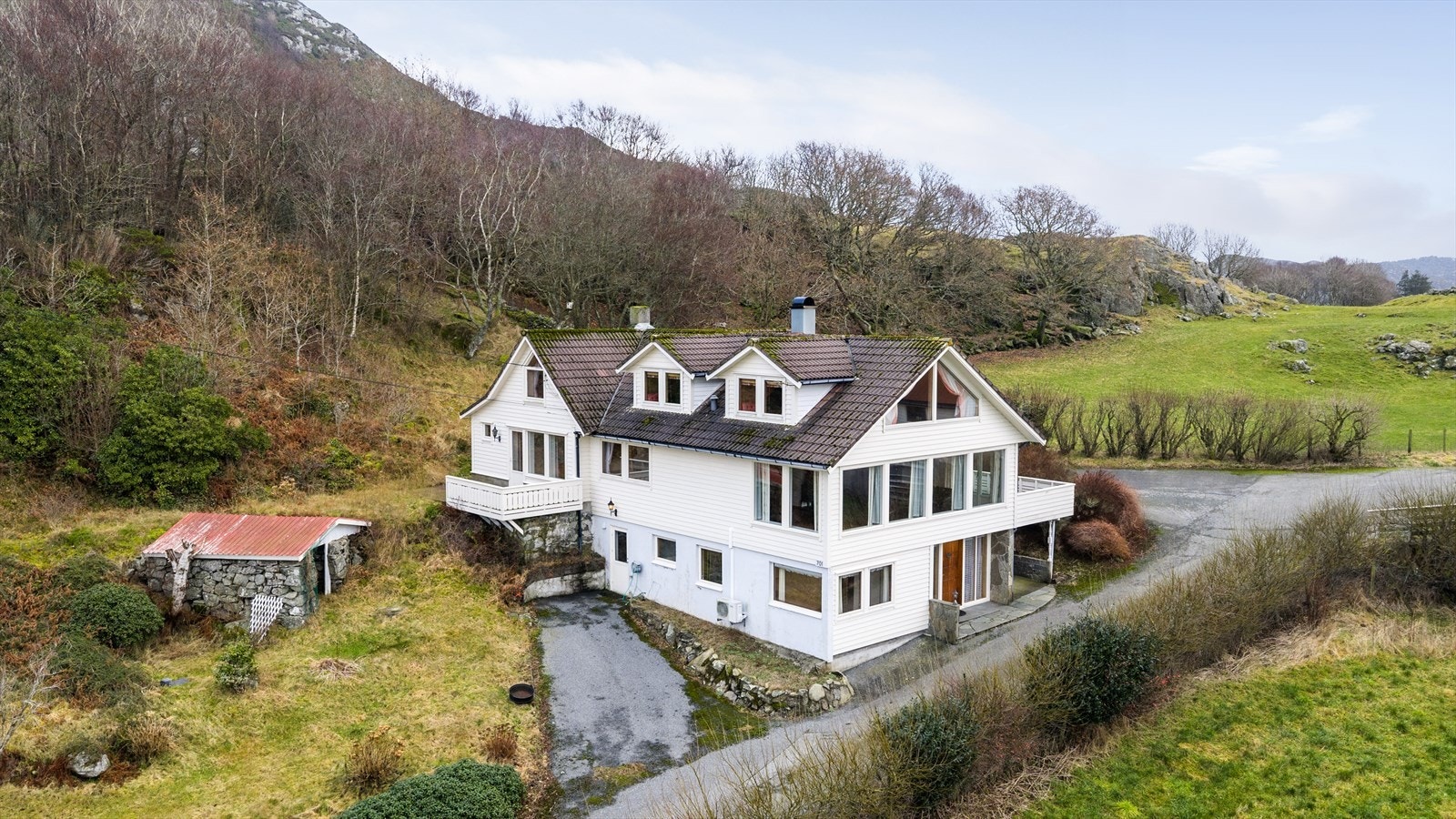 Våningshuset er oppført med tre innholdsrike etasjer, med blant annet 5 sov (2 ikke godkjent), 3 bad, stue, spisestue, kjøkken, loftstue og vaskerom. To terrasser. Galleribilde
