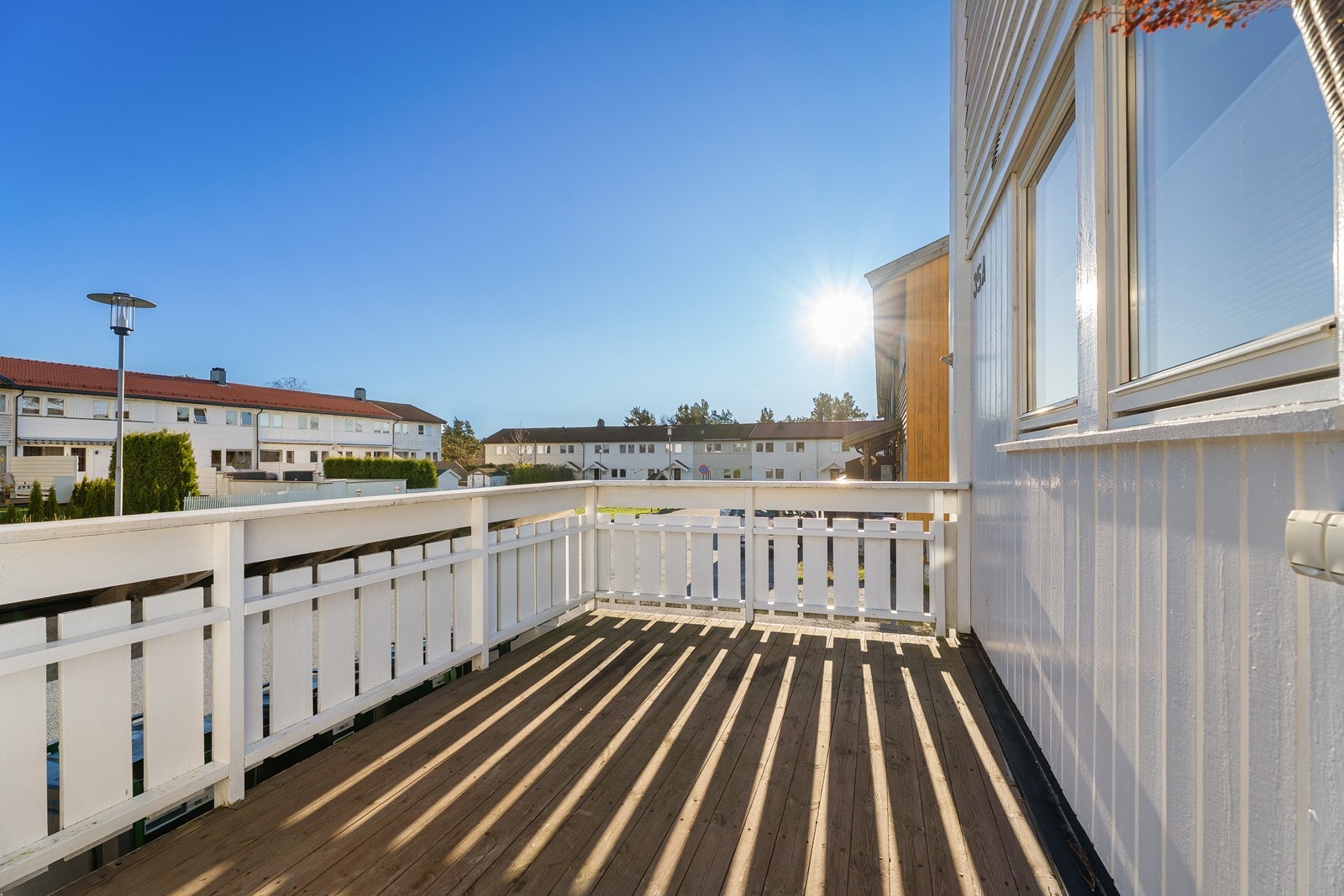 Solrik terrasse i forkant av boligen. Galleribilde