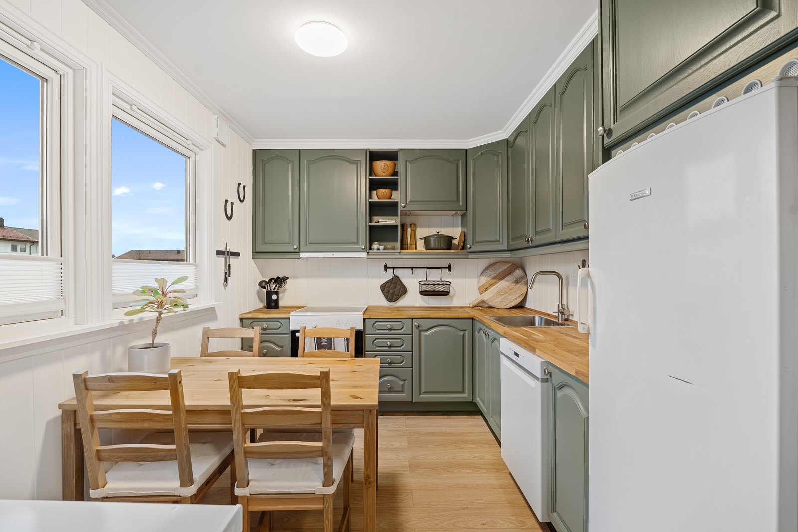 Vellholdt kjøkken med store arbeidsflater og godt med oppbevaring i skap. Galleribilde