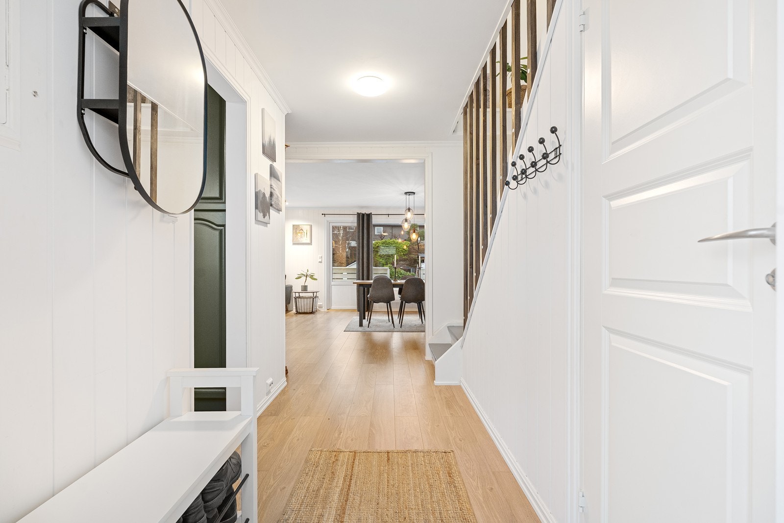 Velkommen inn! Det er plass til å henge av seg yttertøy og sette fra seg sko. Galleribilde