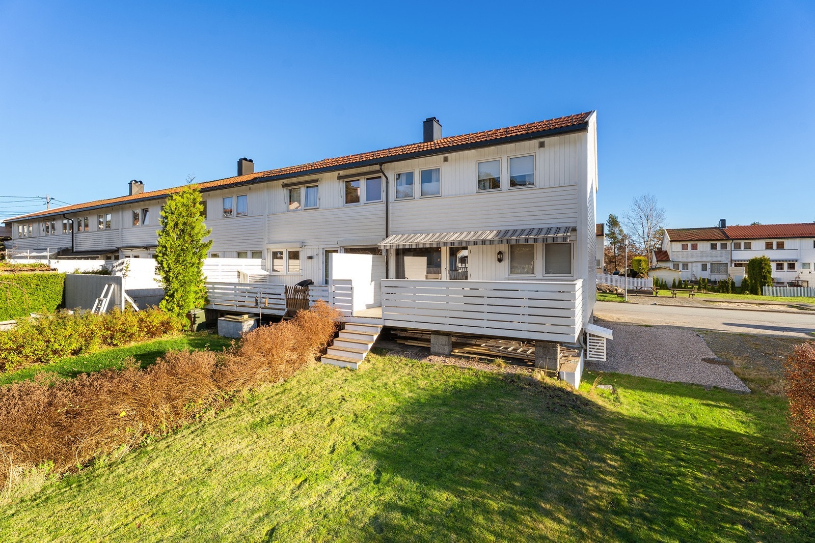 Velkommen til Løvsangerveien 35A! Enderekkehus i rolige og etablert nabolag med solrik stor hage! Galleribilde