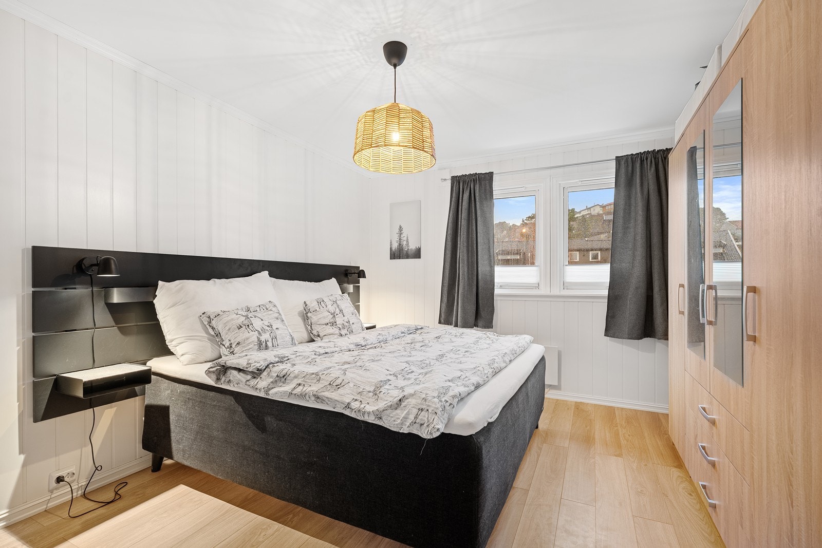 Soverom 1. God plass til dobbeltseng og garderobeskap. Galleribilde