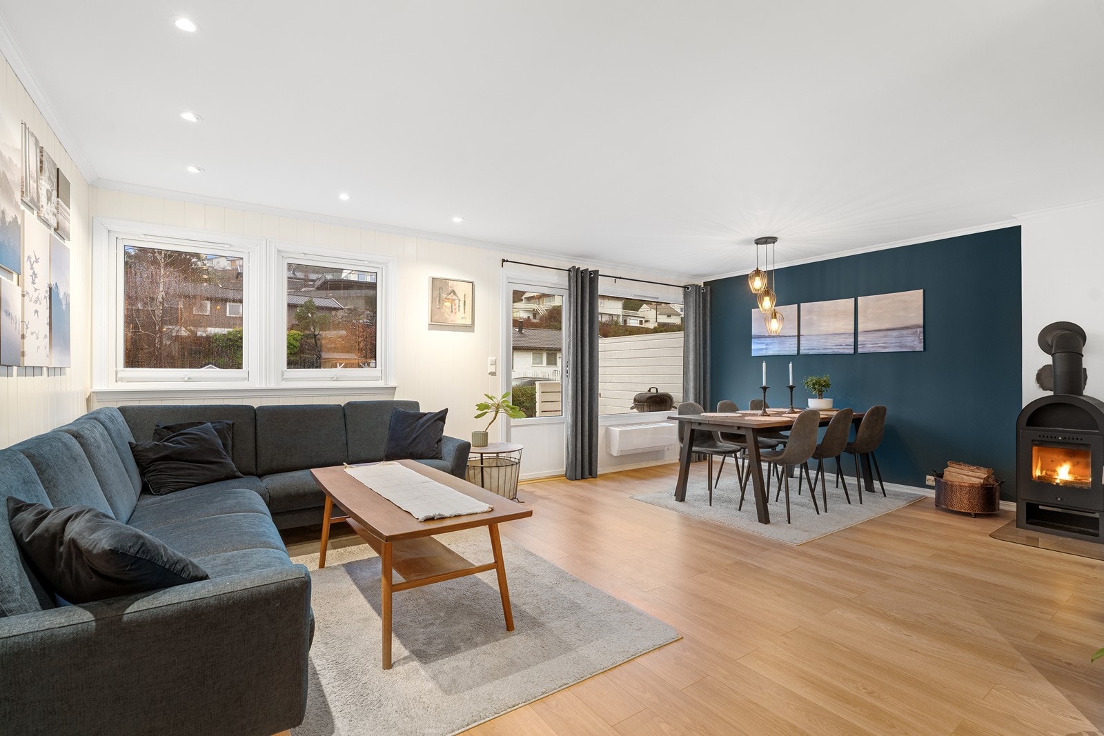 Stor stue med flere vindusflater - her er det god plass til spisestue. Ellers utgang til terrasse. Galleribilde