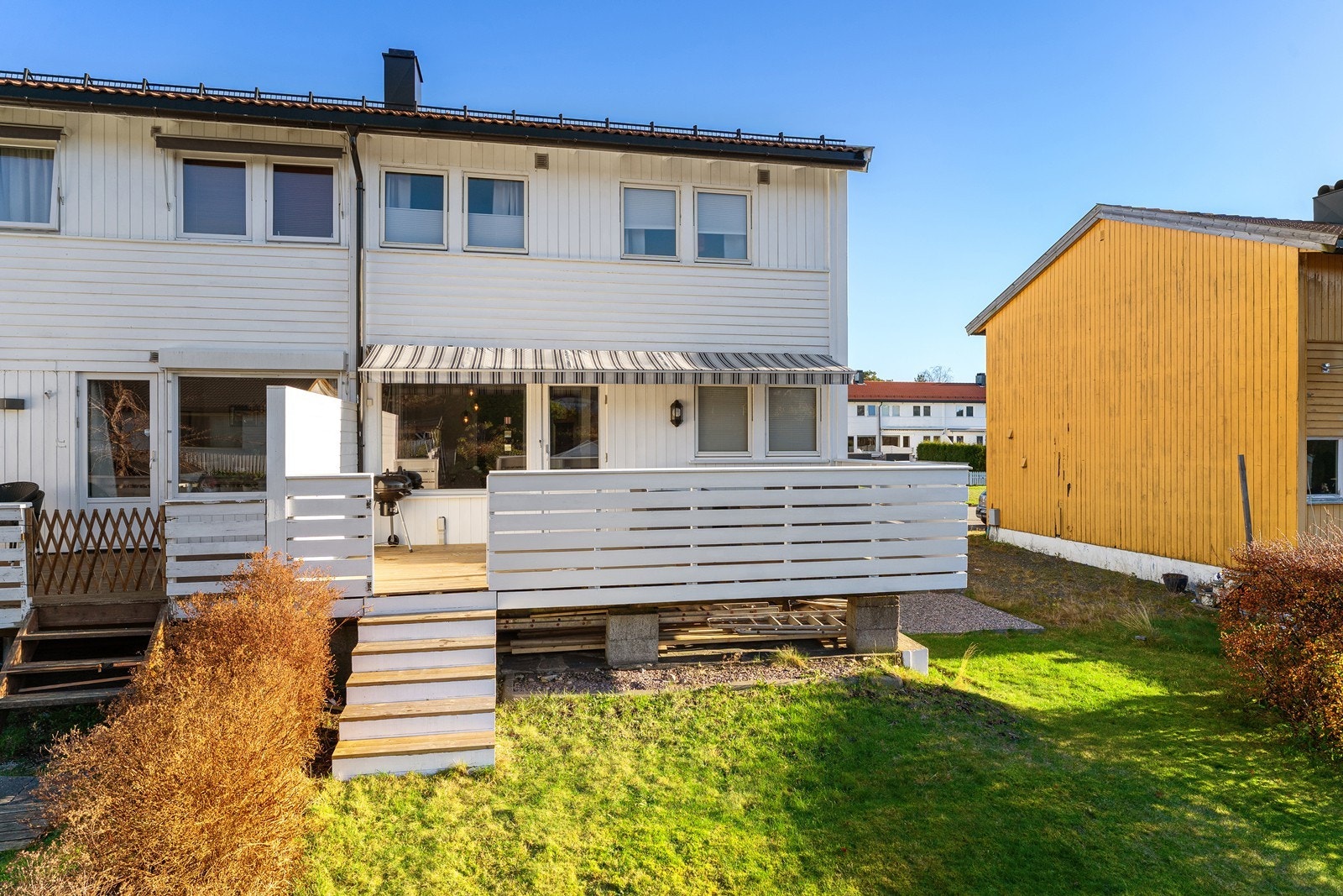 Fra terrassen er det stor hage med gode solforhold - perfekt til lek og aktiviteter. Galleribilde