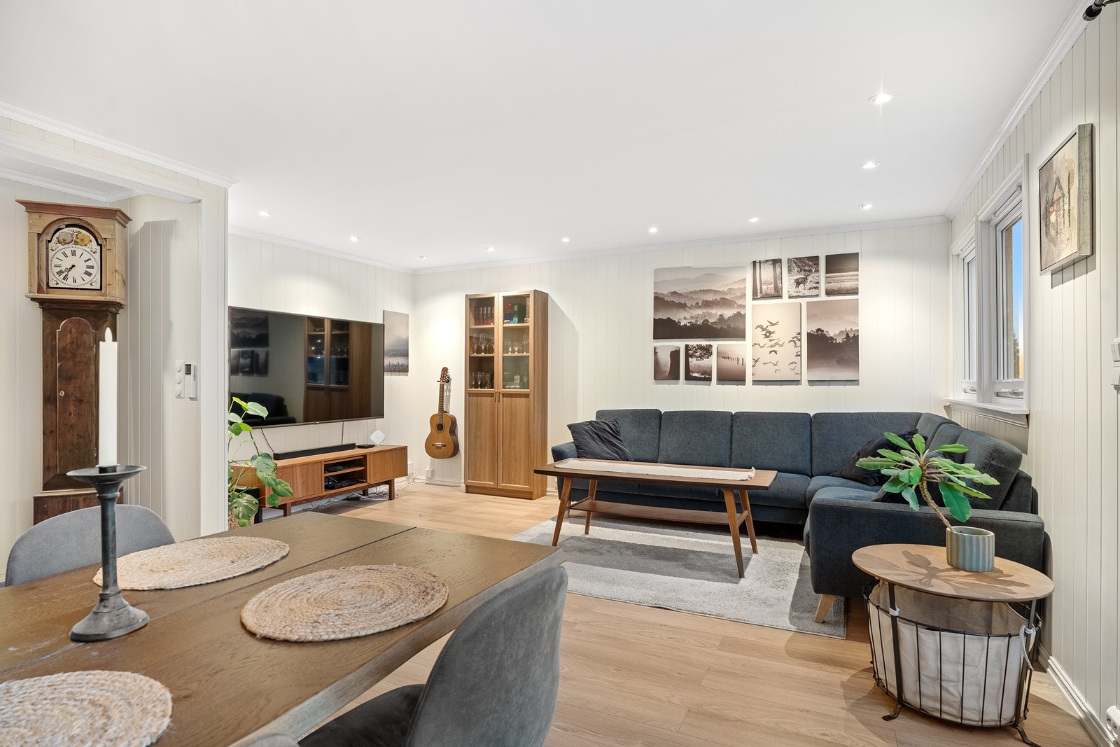 Stuen er av god størrelse så her kan du innrede slik du selv ønsker i flere soner. Galleribilde