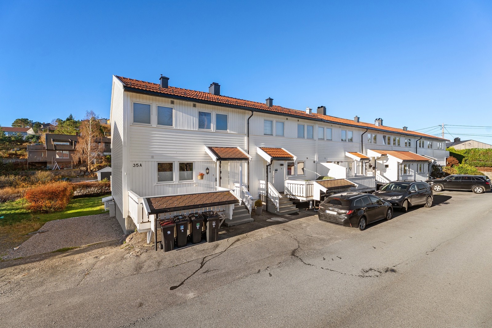 Stor tomt med gode parkeringsmuligheter, samt medfølgende garasje. Galleribilde