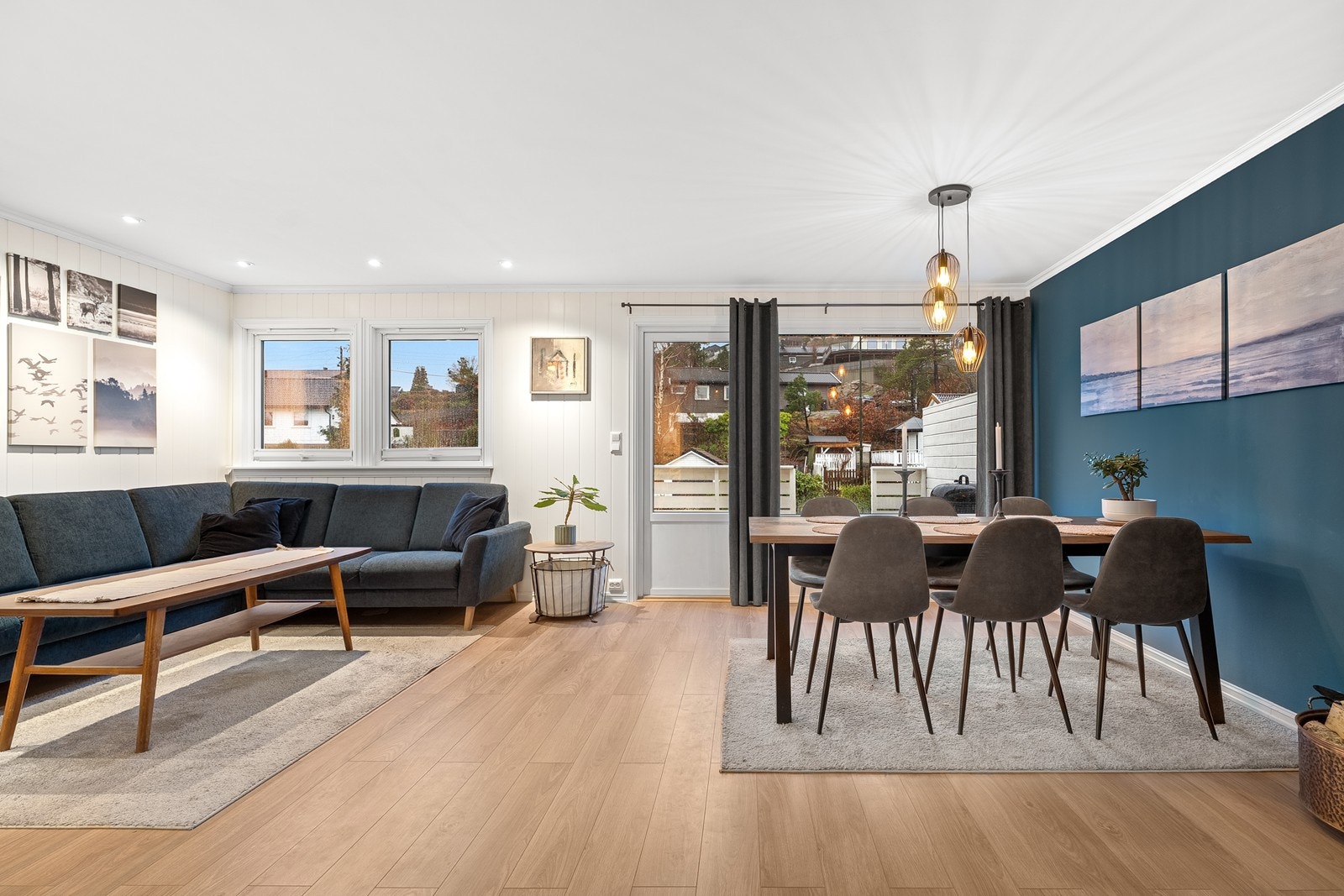 Lys og innbydende stue med god plass til spisestue og sofagruppe. Galleribilde