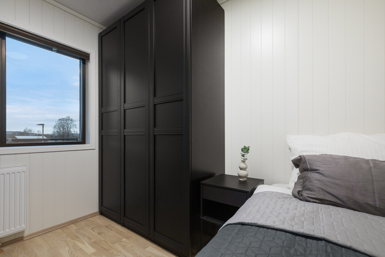 Også her er det radiator tilknyttet anlegget for vannbåren varme. Galleribilde