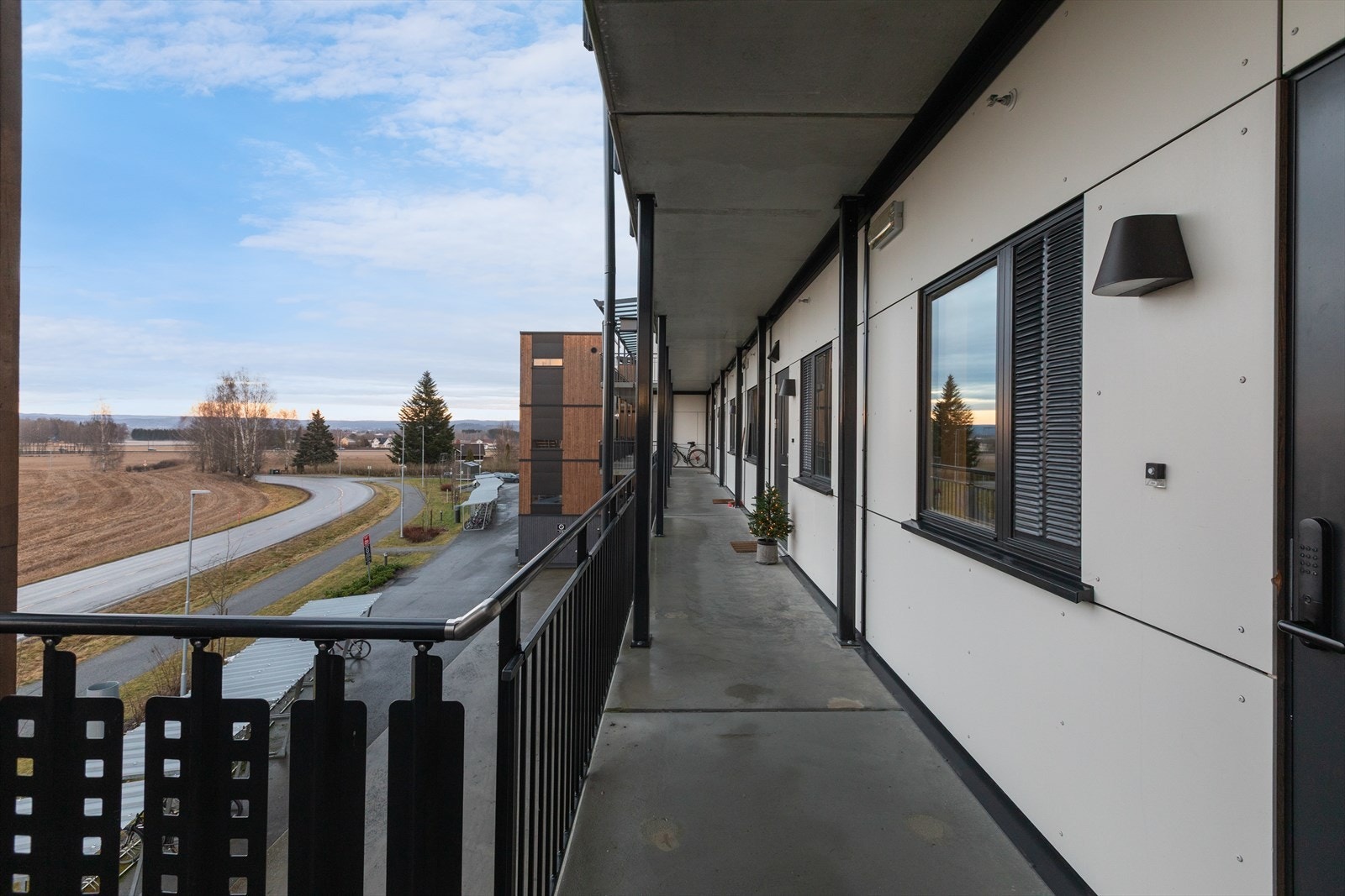 Leiligheten har adkomst via en overbygget svalgang. Galleribilde