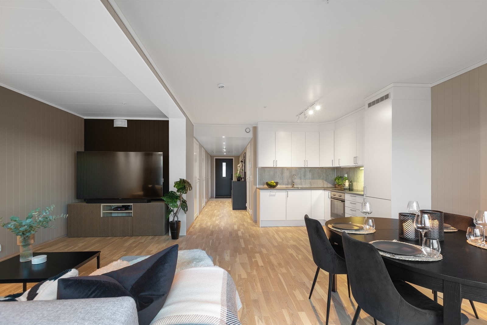 Leiligheten har en åpen stue- og kjøkkenløsning som skaper et sosialt og luftig samlingspunkt. Galleribilde