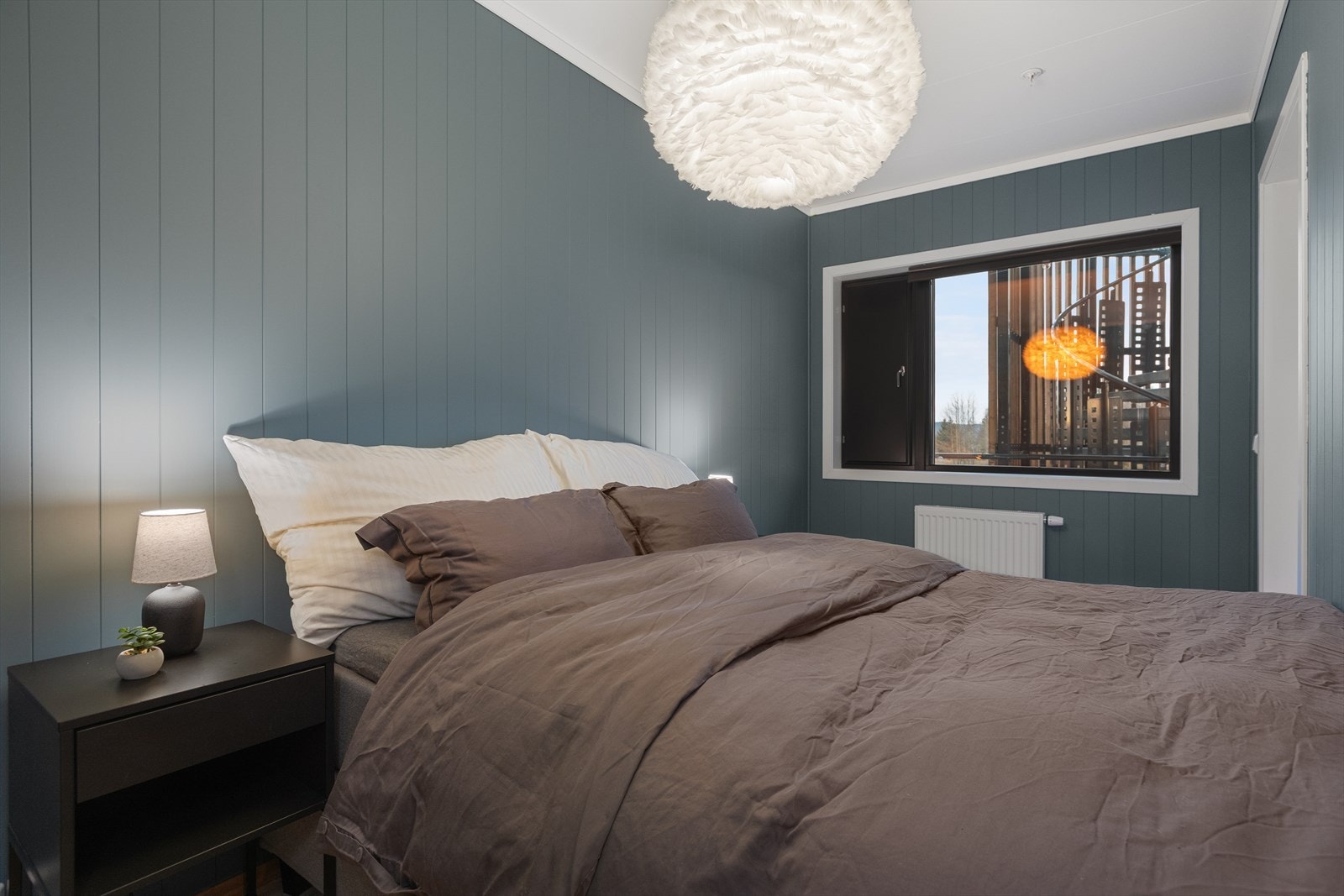 Hovedsoverommet har god plass til dobbeltseng og nattbord. Galleribilde