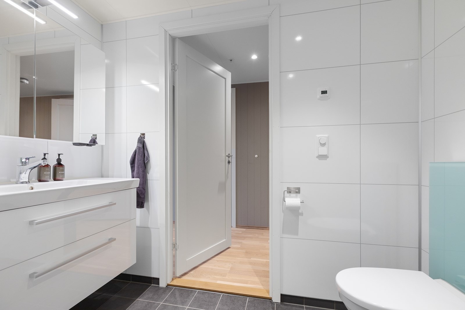 Vannledninger er av typen rør-i-rør, med fordelerskap plassert i himlingen på badet. Galleribilde