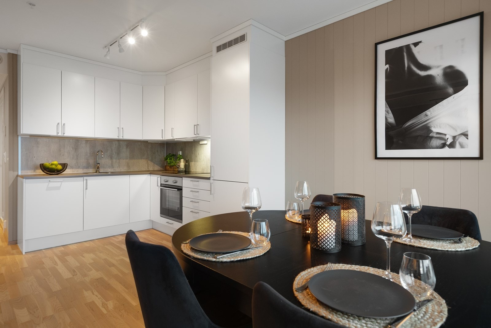 Mørk laminatbenkeplate og praktisk kitchenboard mellom benk og overskap. Galleribilde