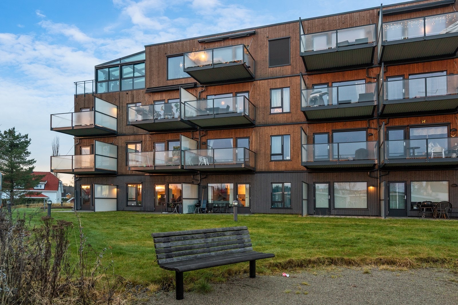 Sundbyhagan har en sentral beliggenhet med umiddelbar gangavstand til Eidsvoll Verk stasjon. Galleribilde