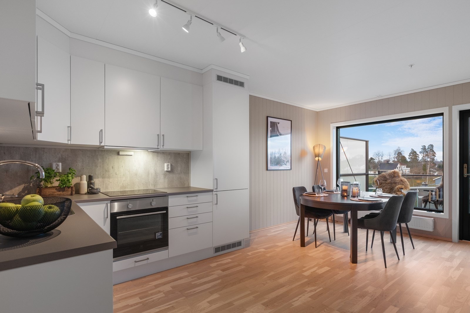 Den åpne løsningen gir god plass til en spisegruppe i tilknytning til kjøkkenet. Galleribilde