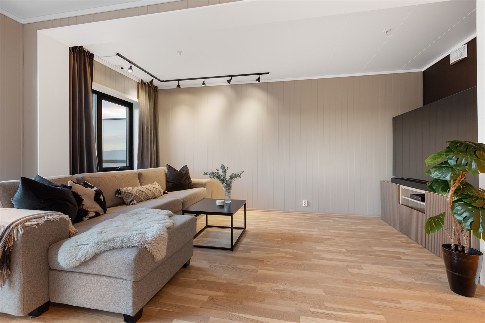 Behagelig inneklima sikres med vannbåren varme til radiatorer i alle oppholdsrom. Galleribilde